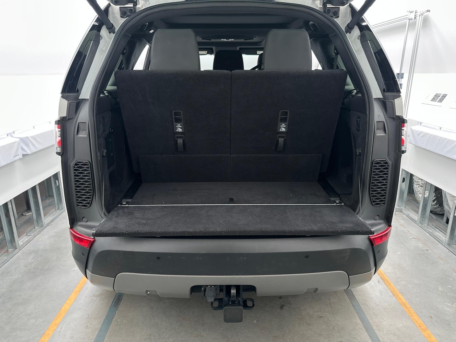 Thumbnail: 2018 Land Rover Discovery - 6