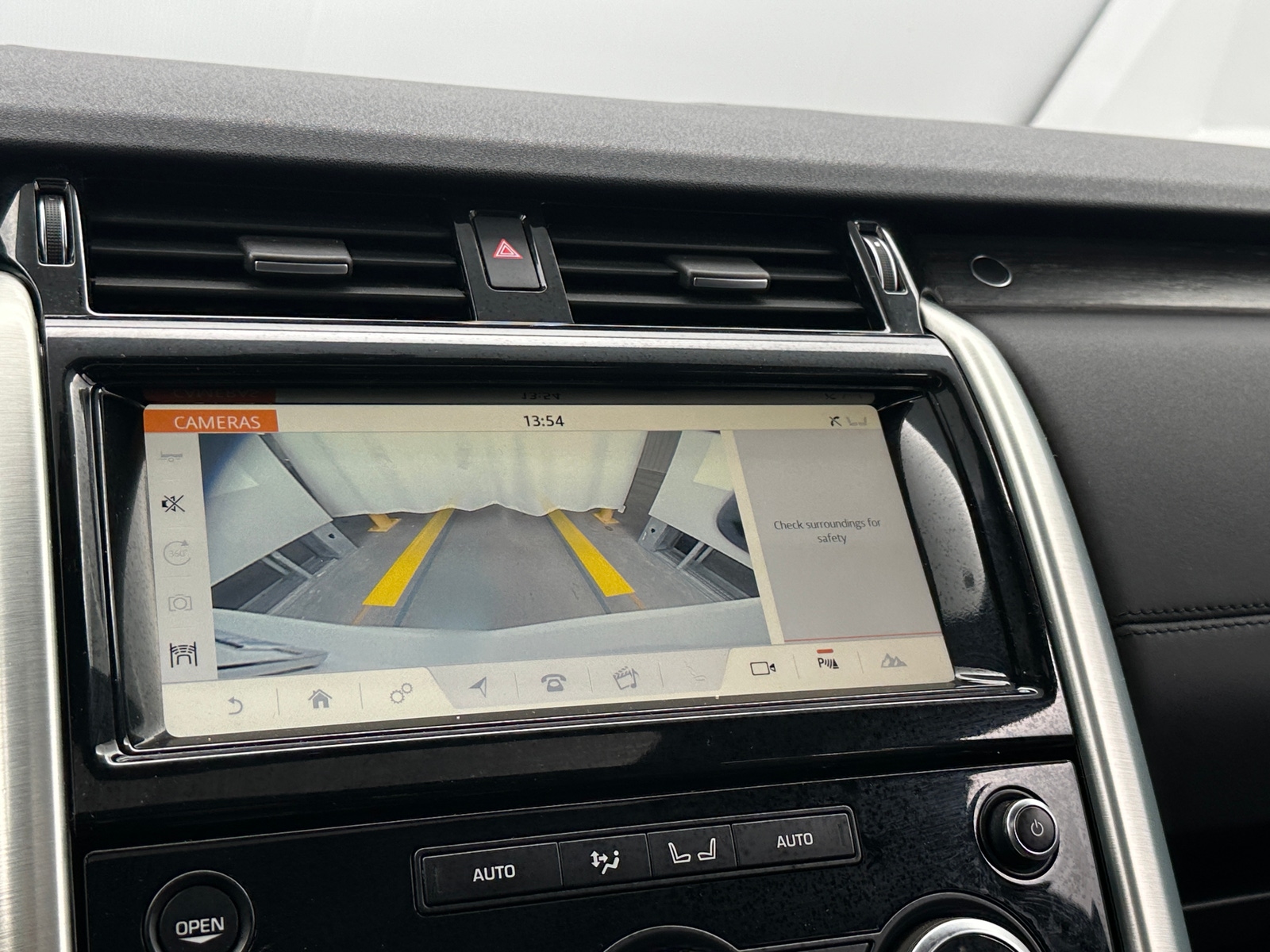 Thumbnail: 2018 Land Rover Discovery - 3