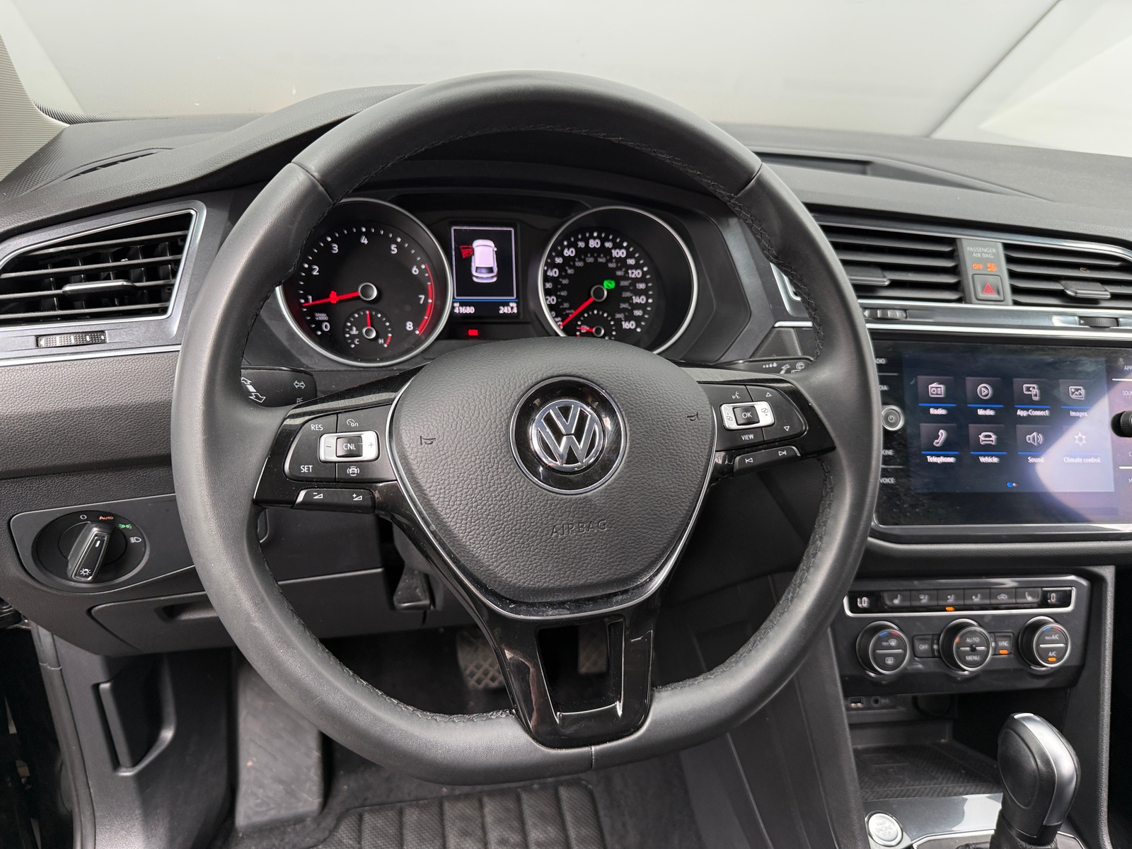 Thumbnail: 2020 Volkswagen Tiguan - 4