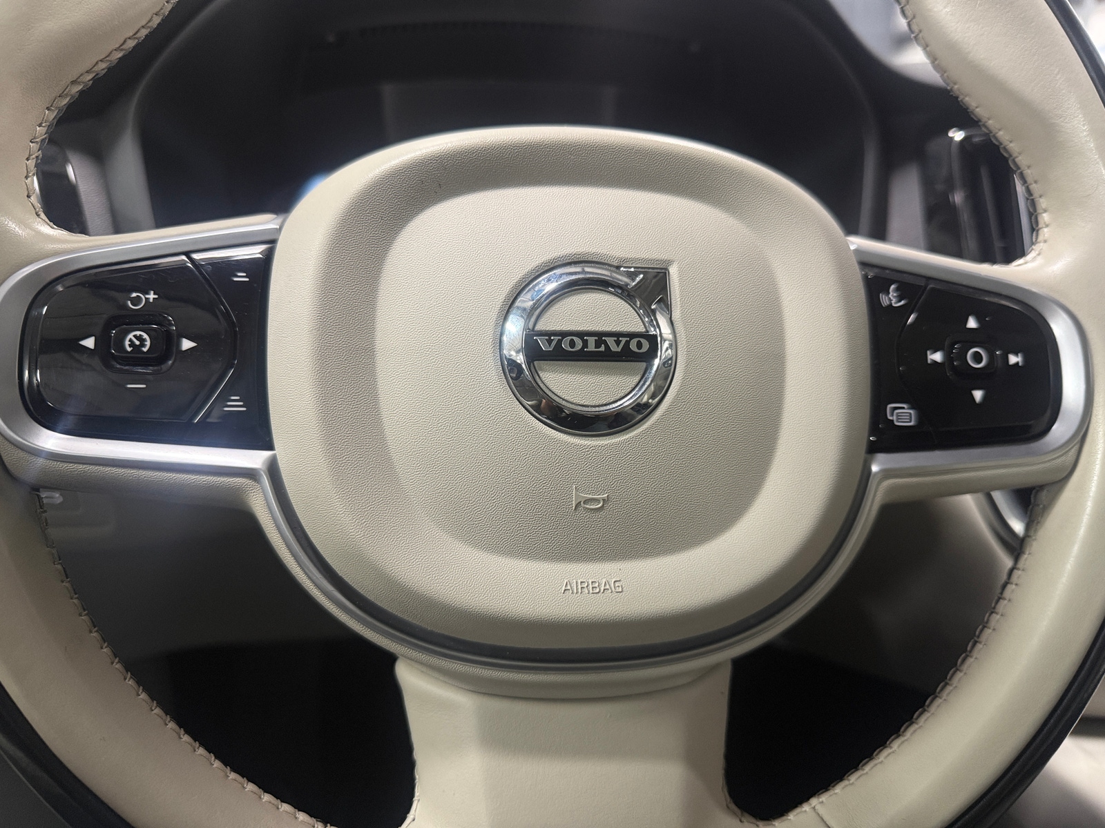 Thumbnail: 2022 Volvo V60 - 4