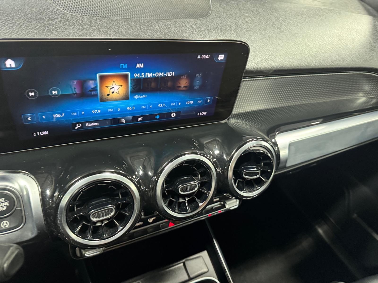 Thumbnail: 2022 Mercedes-Benz GLB - 4