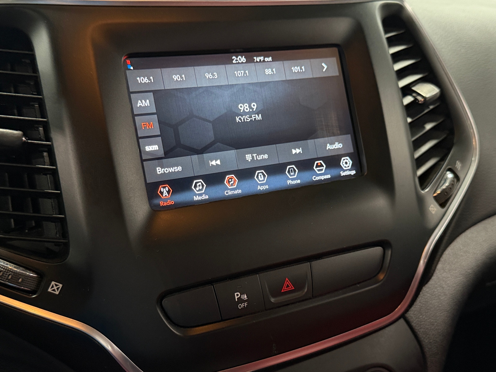 Thumbnail: 2019 Jeep Cherokee - 4