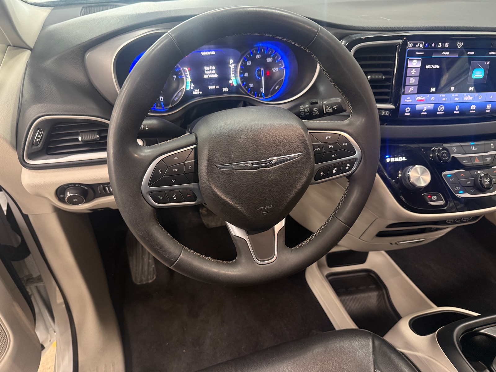 Thumbnail: 2022 Chrysler Pacifica - 4