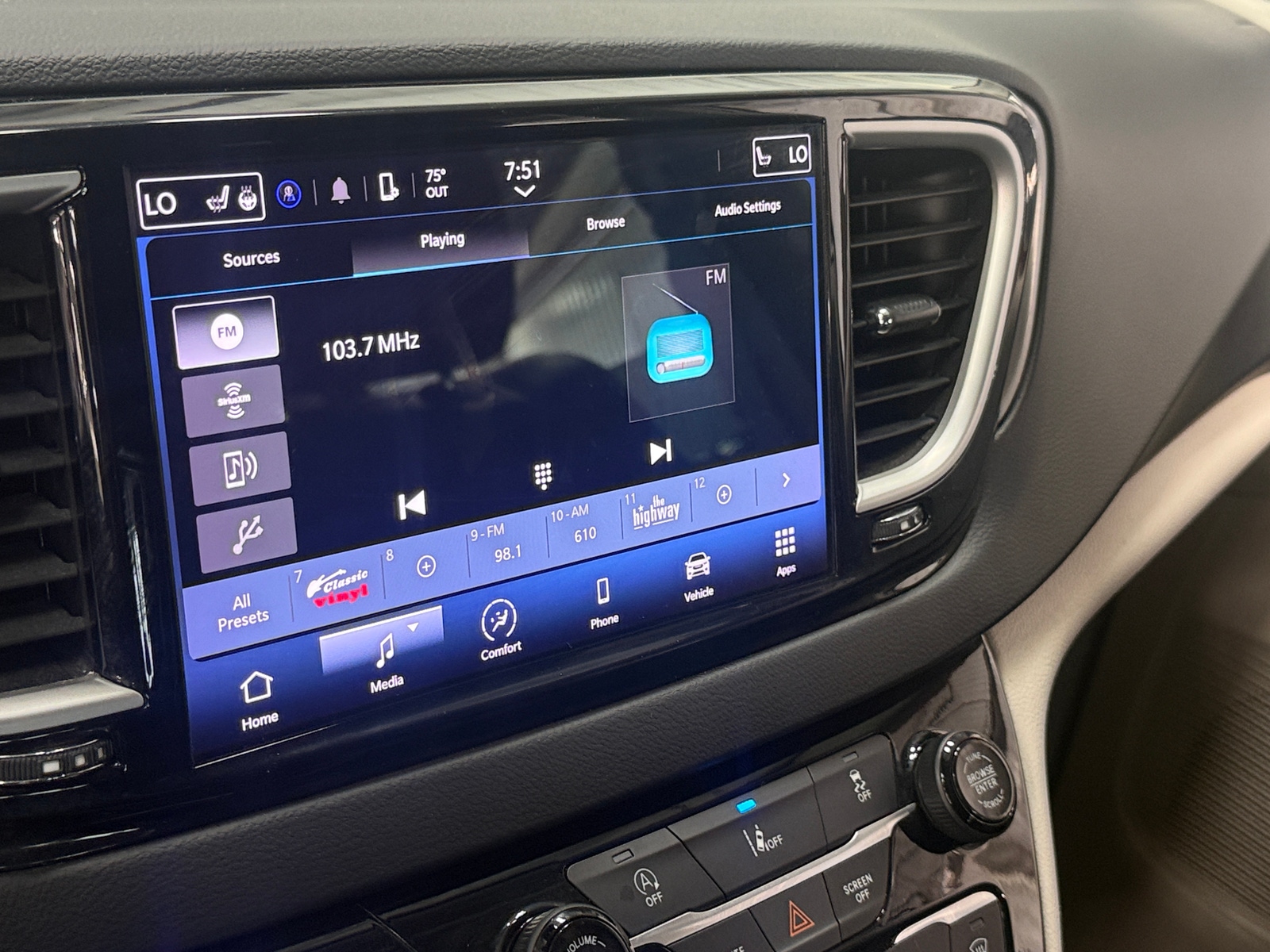 Thumbnail: 2022 Chrysler Pacifica - 3