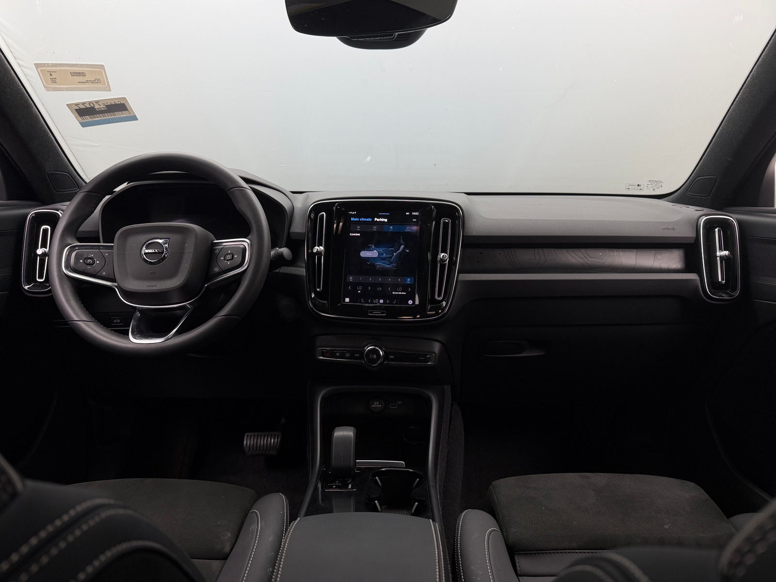 Thumbnail: 2023 Volvo C40 - 2