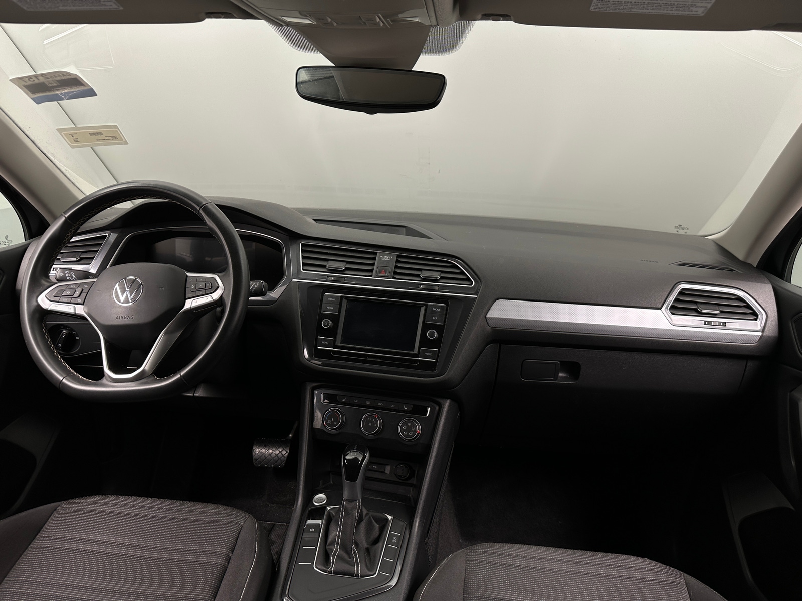 Thumbnail: 2023 Volkswagen Tiguan - 3