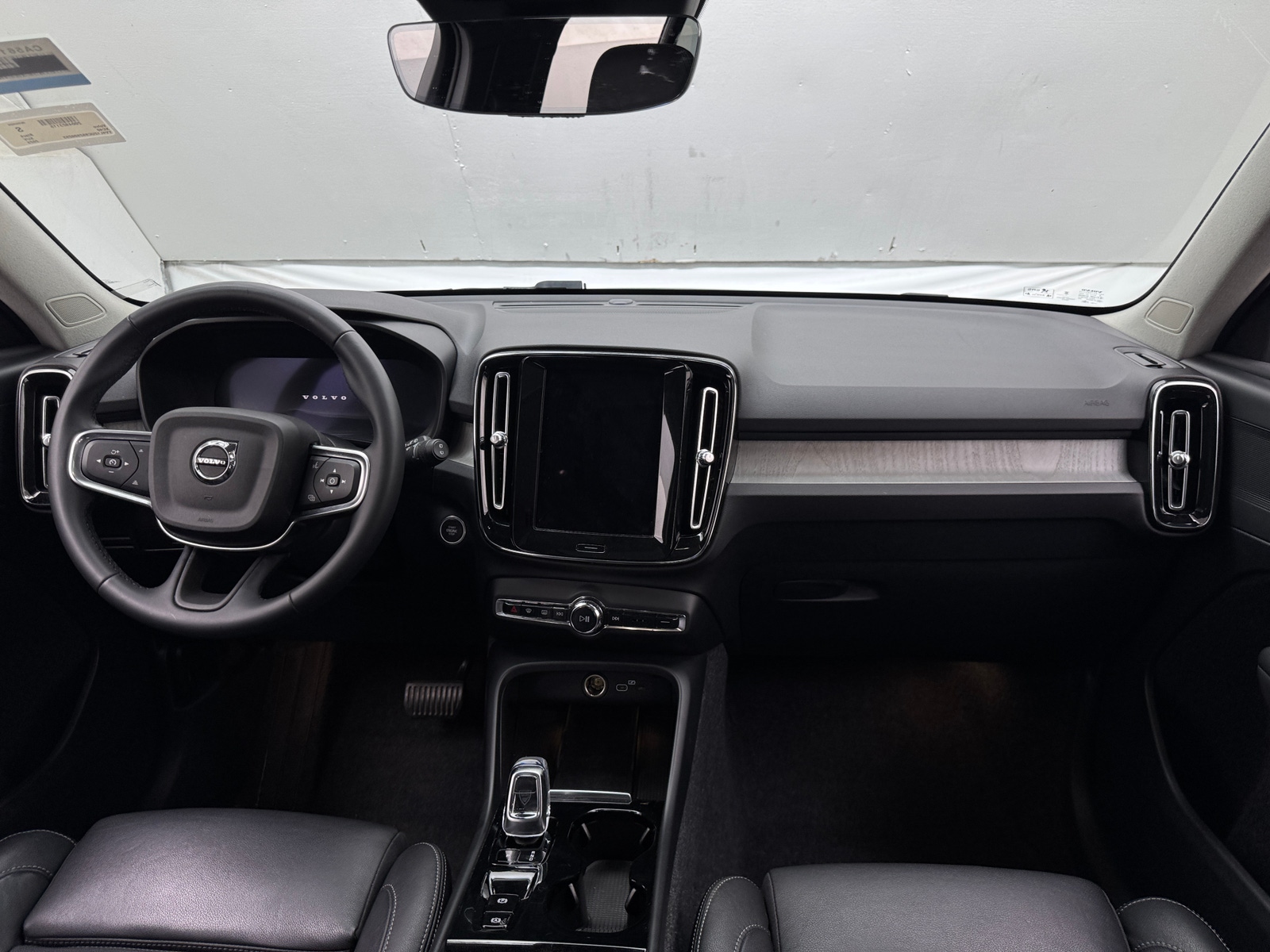 Thumbnail: 2025 Volvo XC40 - 2