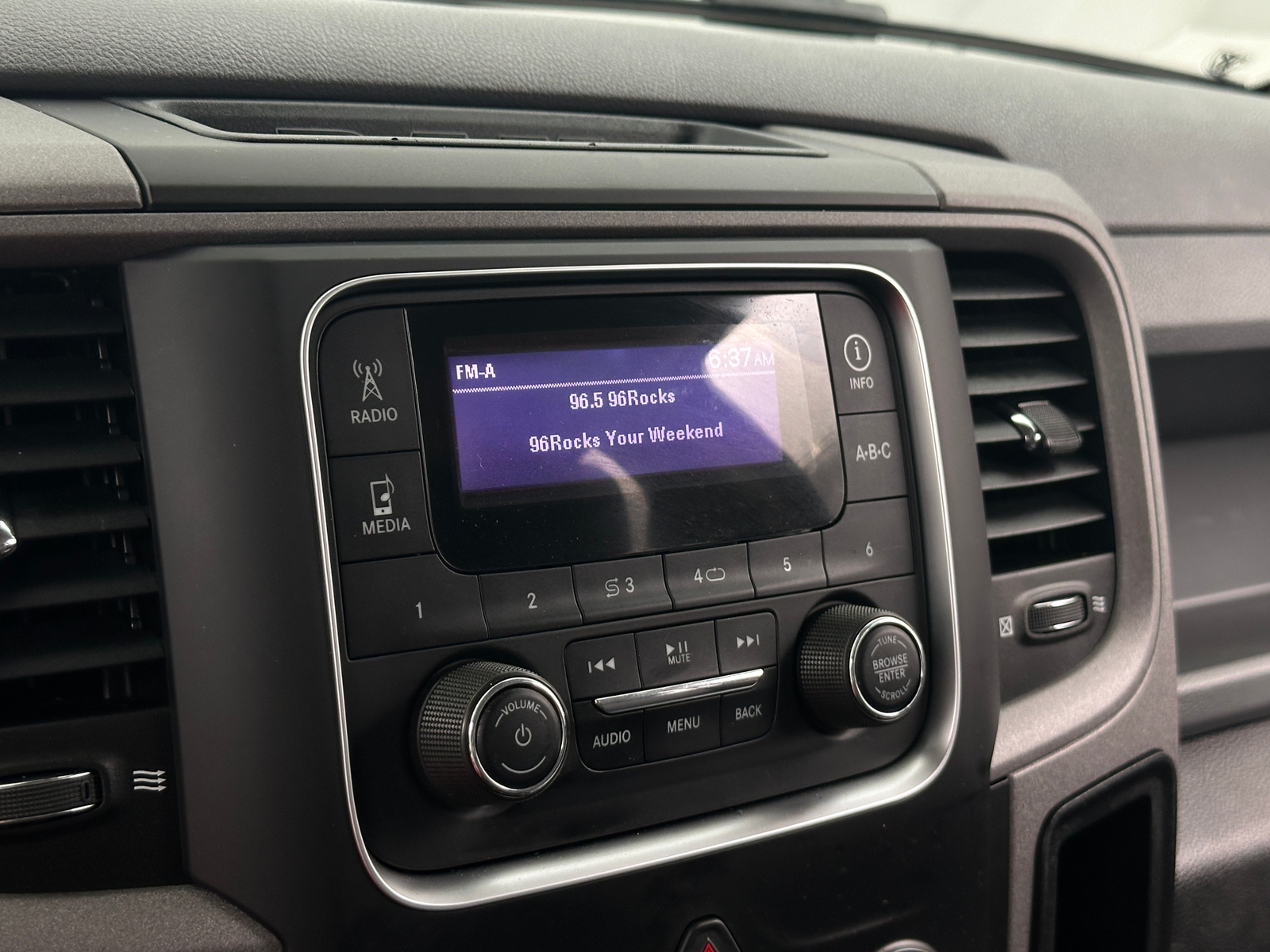 Thumbnail: 2019 RAM 1500 Classic - 3