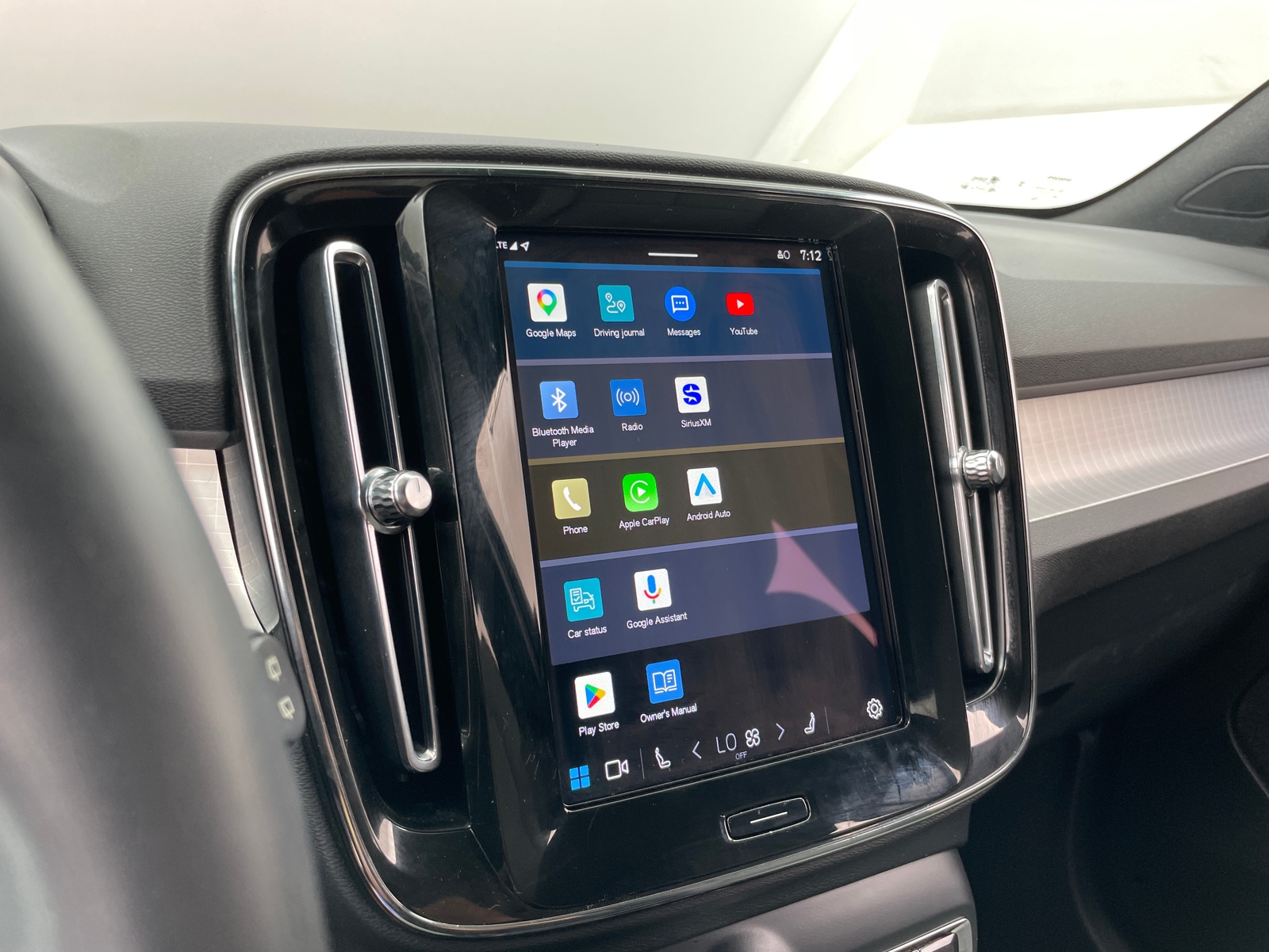 Thumbnail: 2024 Volvo XC40 - 4