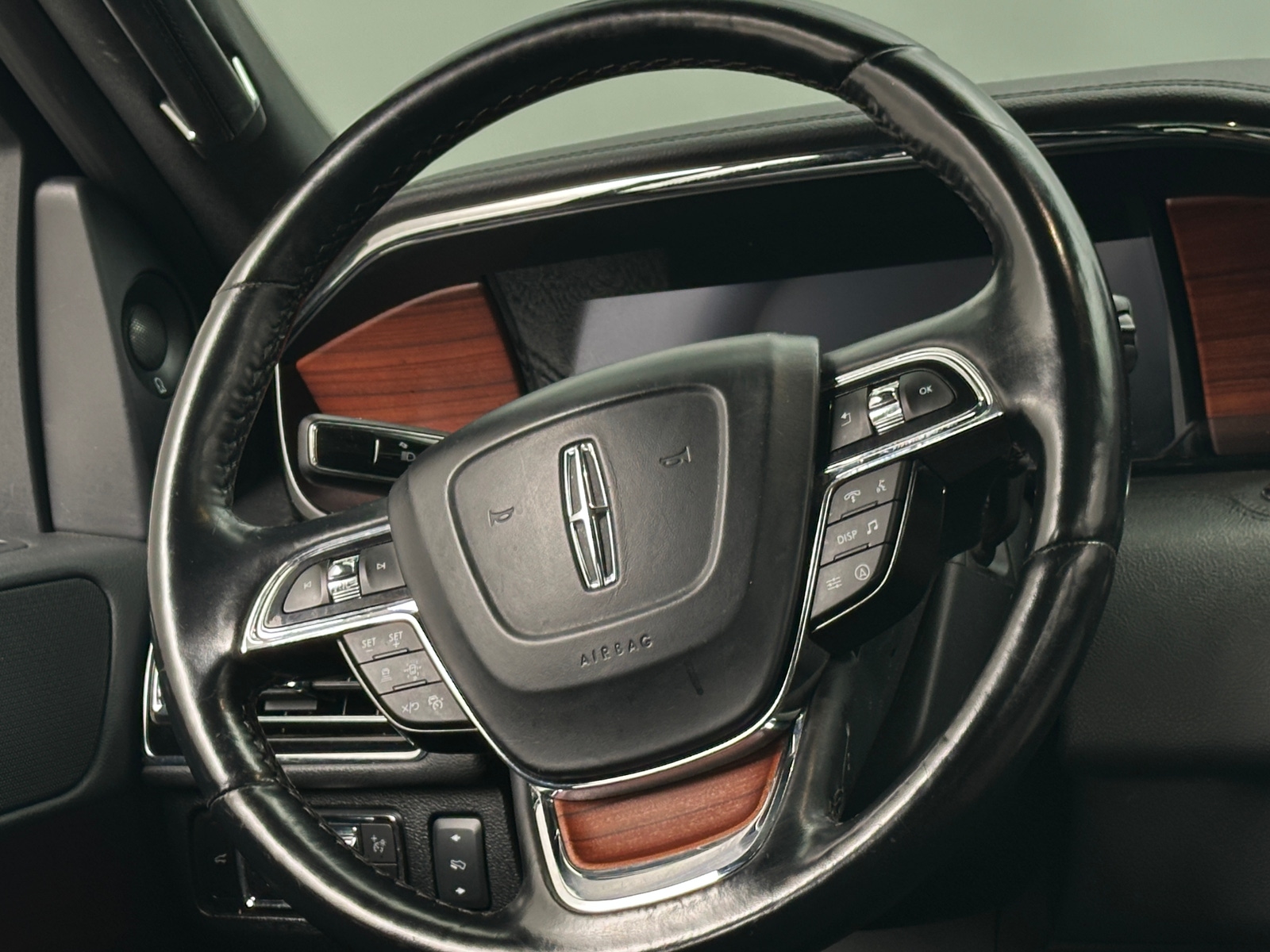 Thumbnail: 2023 Lincoln Navigator L - 4