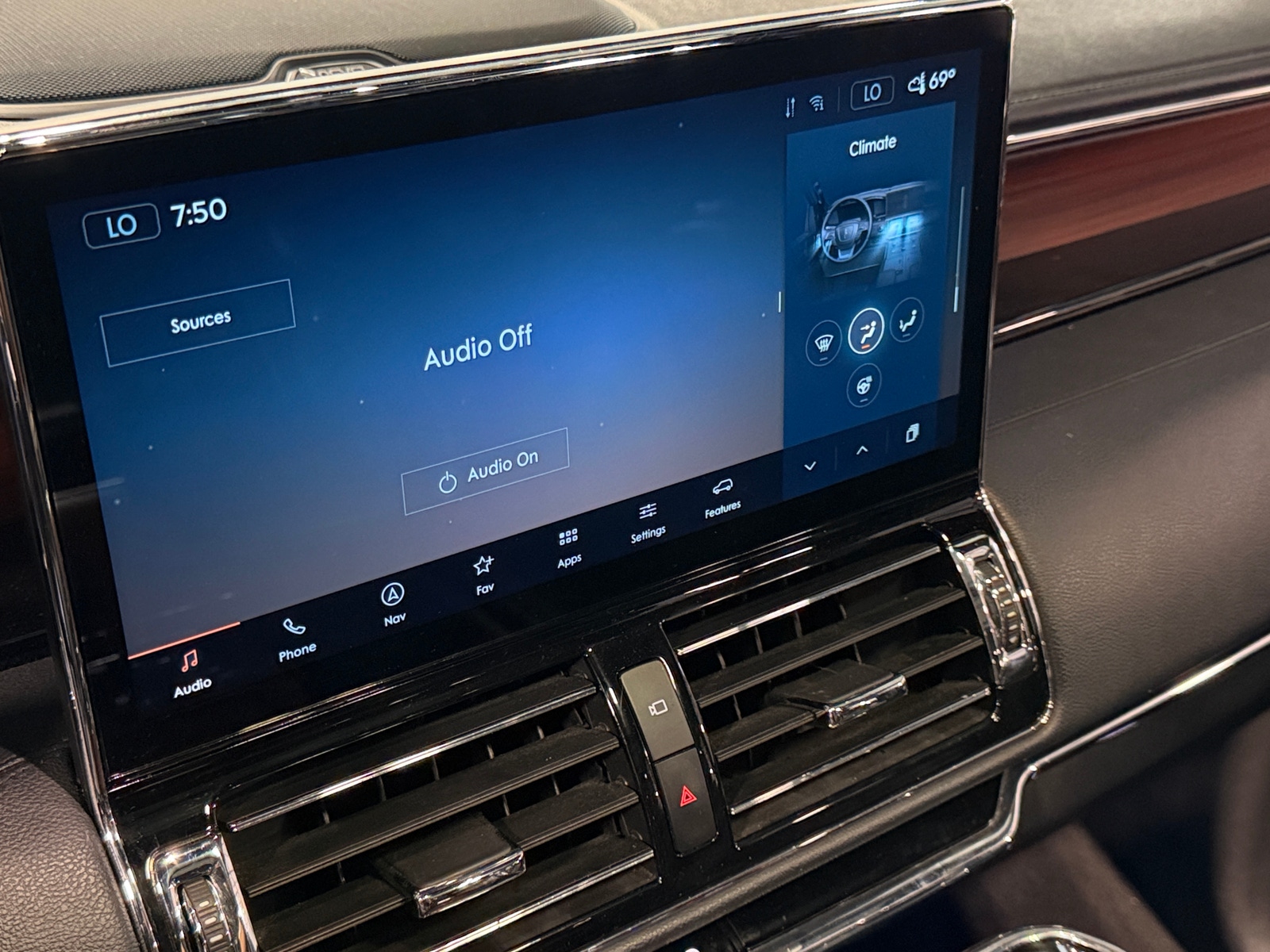 Thumbnail: 2023 Lincoln Navigator L - 3