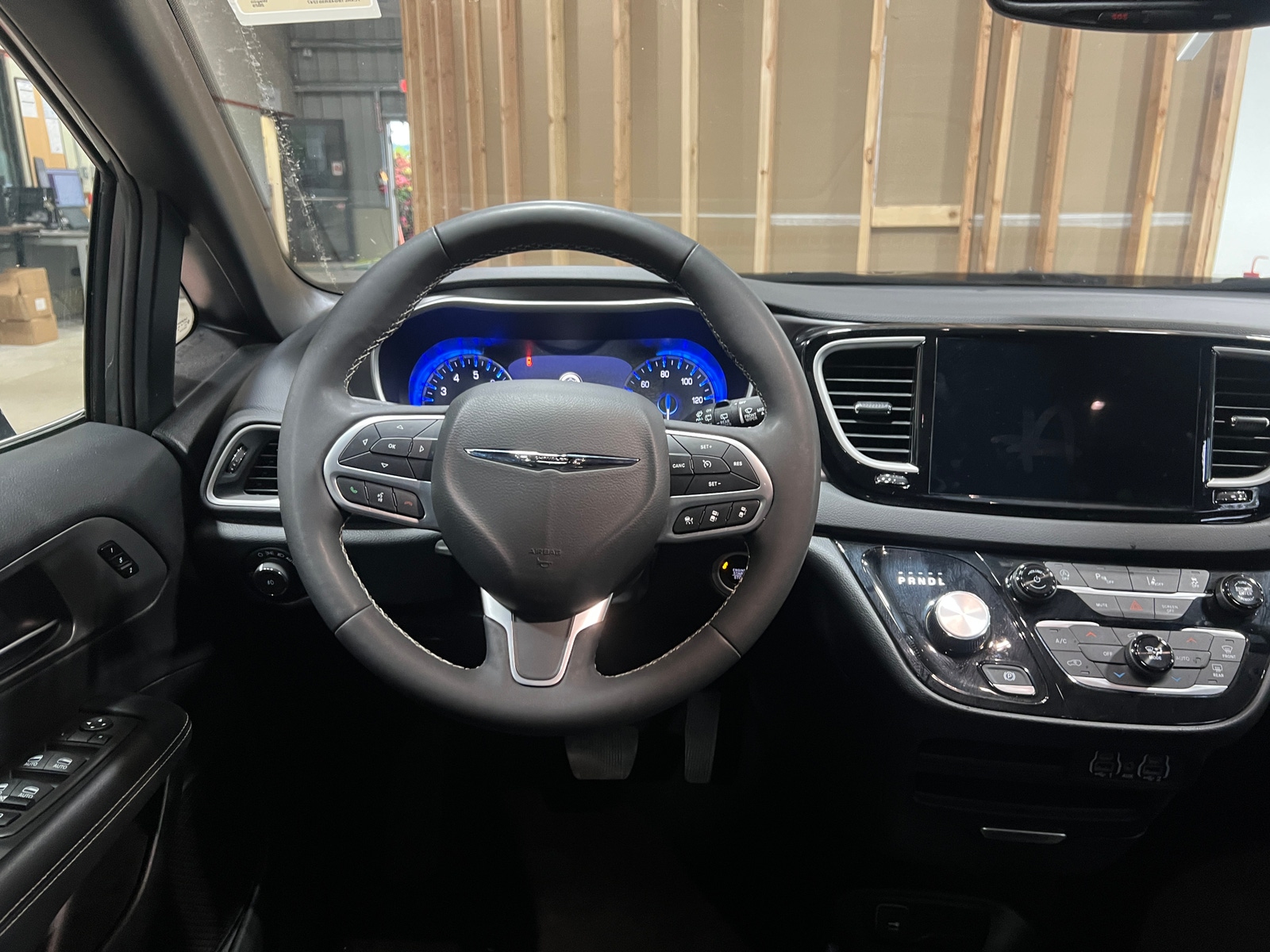 Thumbnail: 2025 Chrysler Pacifica - 4