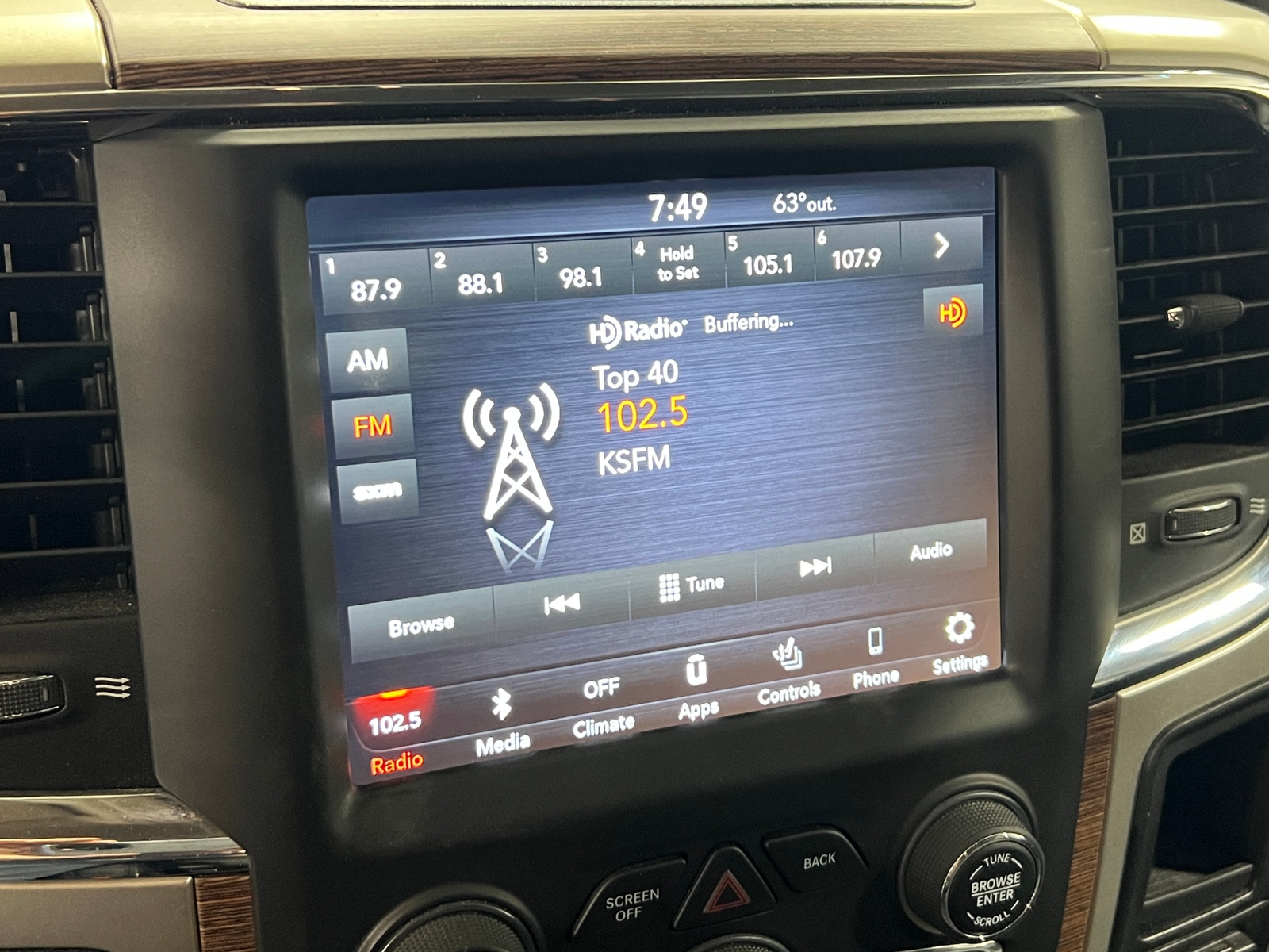 Thumbnail: 2019 RAM 1500 Classic - 3