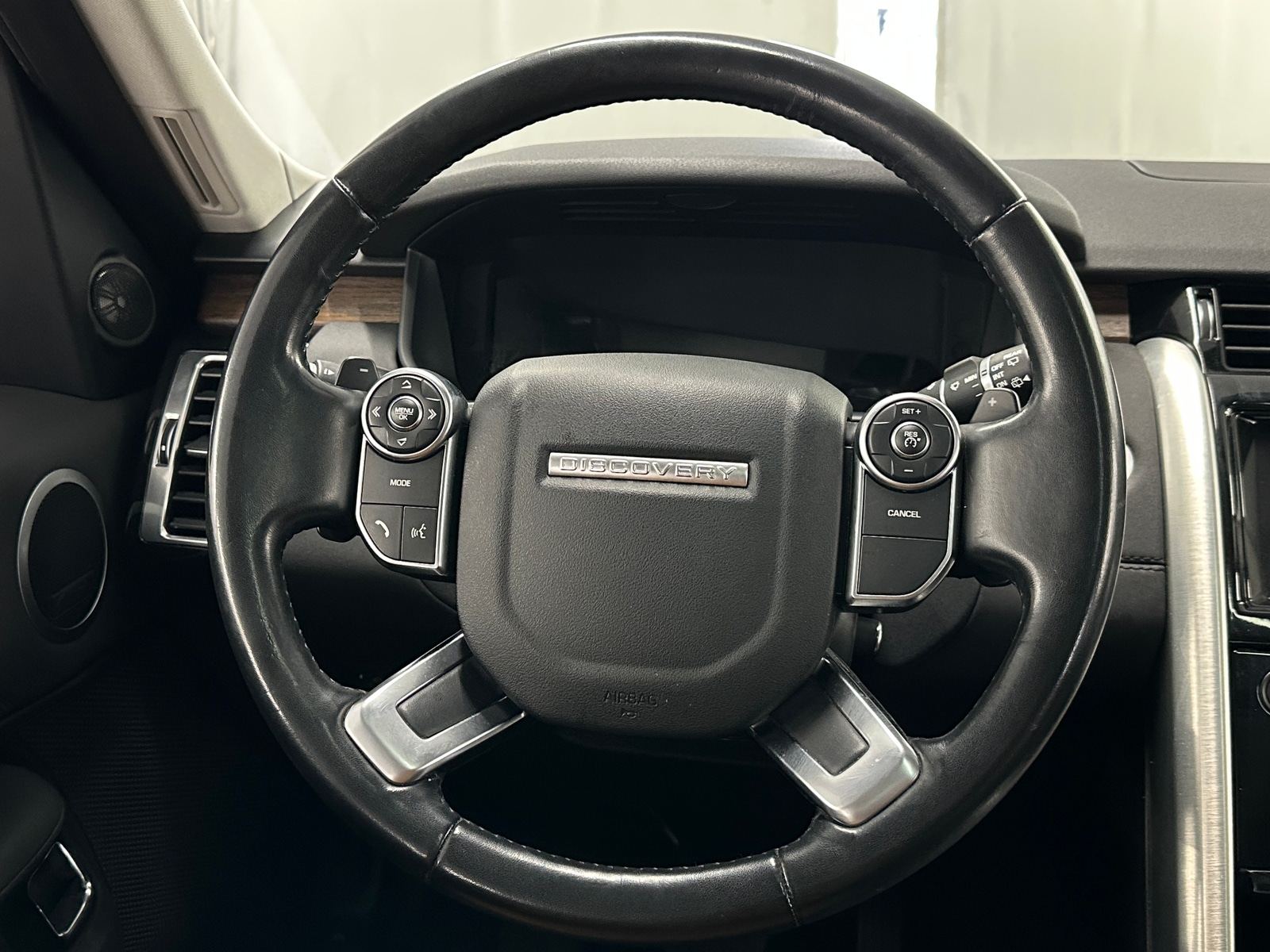 Thumbnail: 2018 Land Rover Discovery - 4