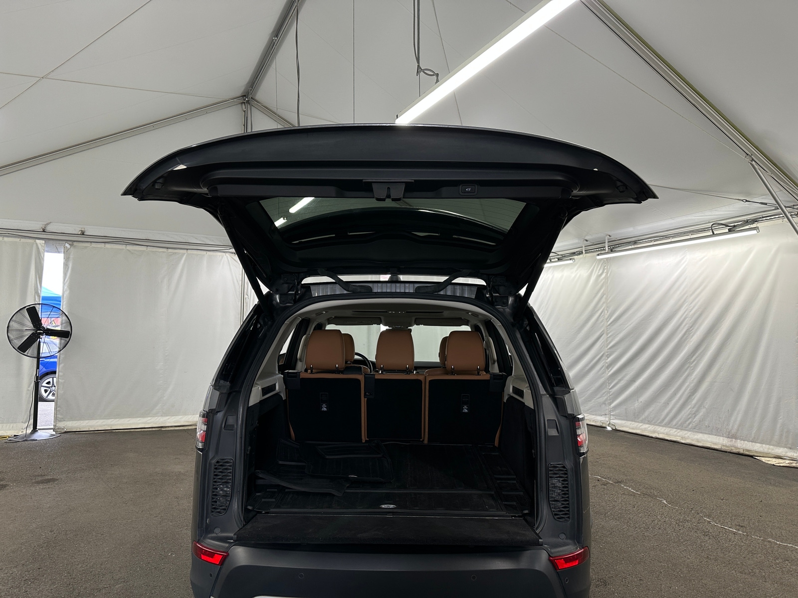 Thumbnail: 2018 Land Rover Discovery - 6