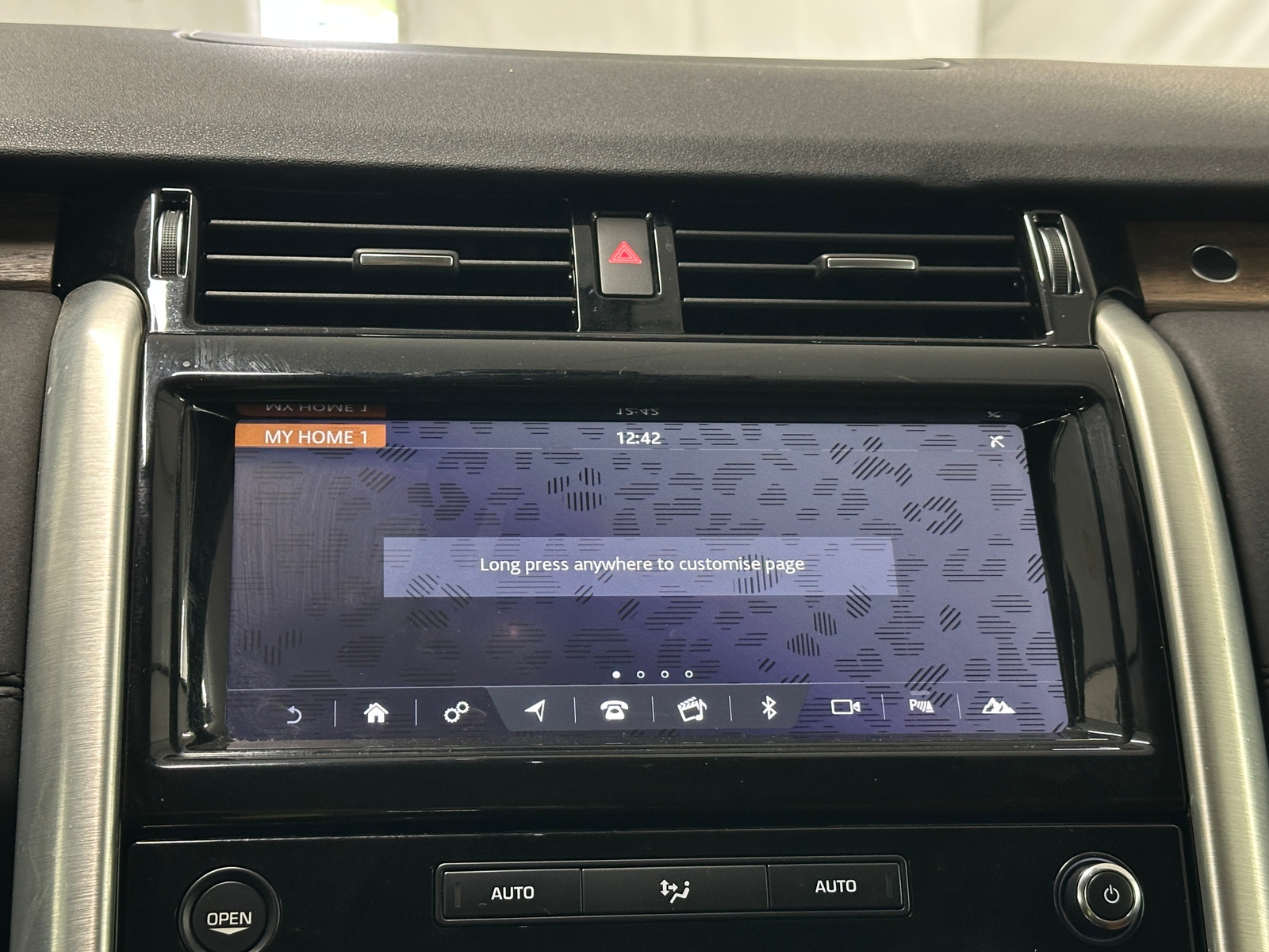 Thumbnail: 2018 Land Rover Discovery - 3