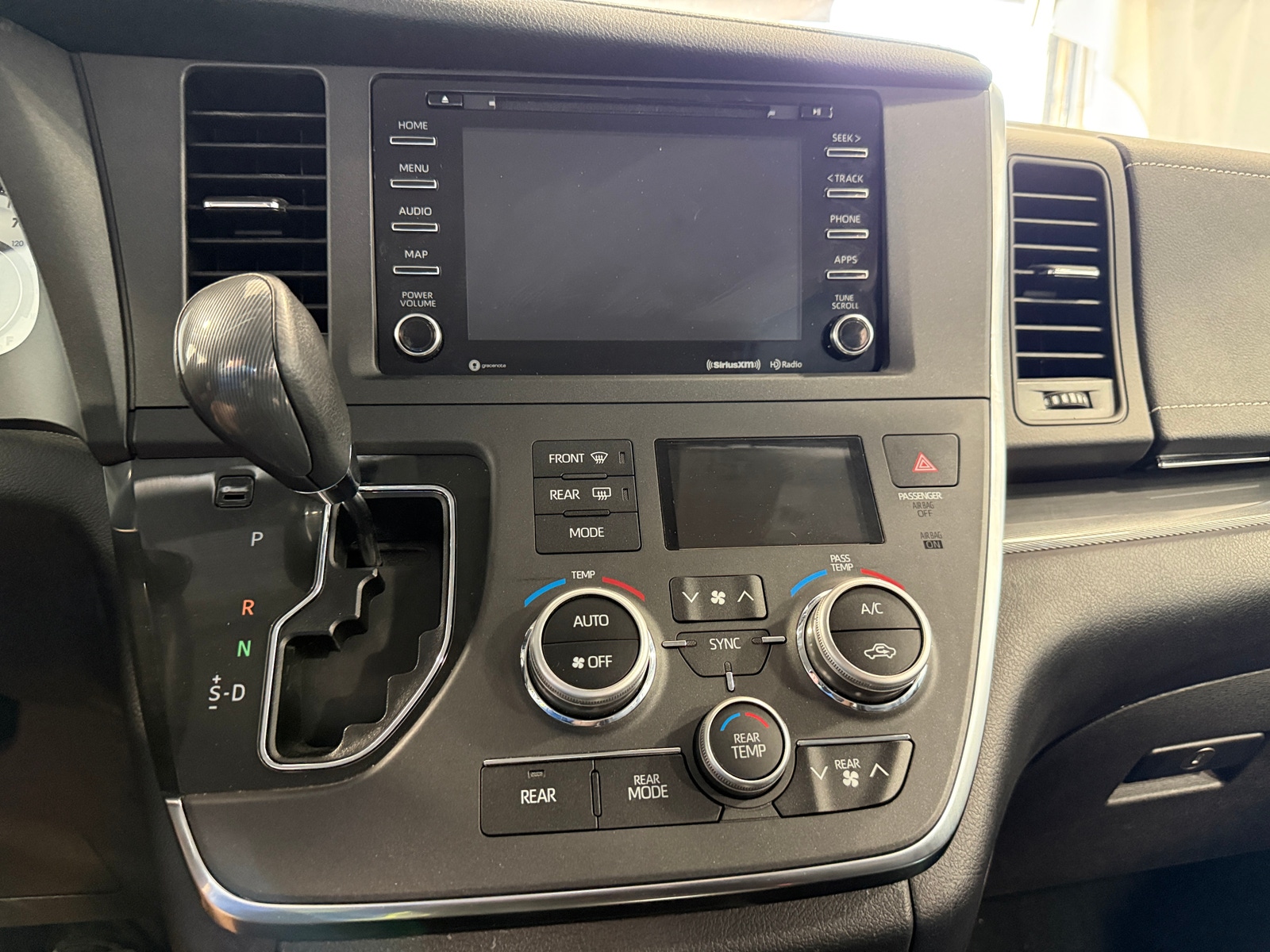 Thumbnail: 2019 Toyota Sienna - 3