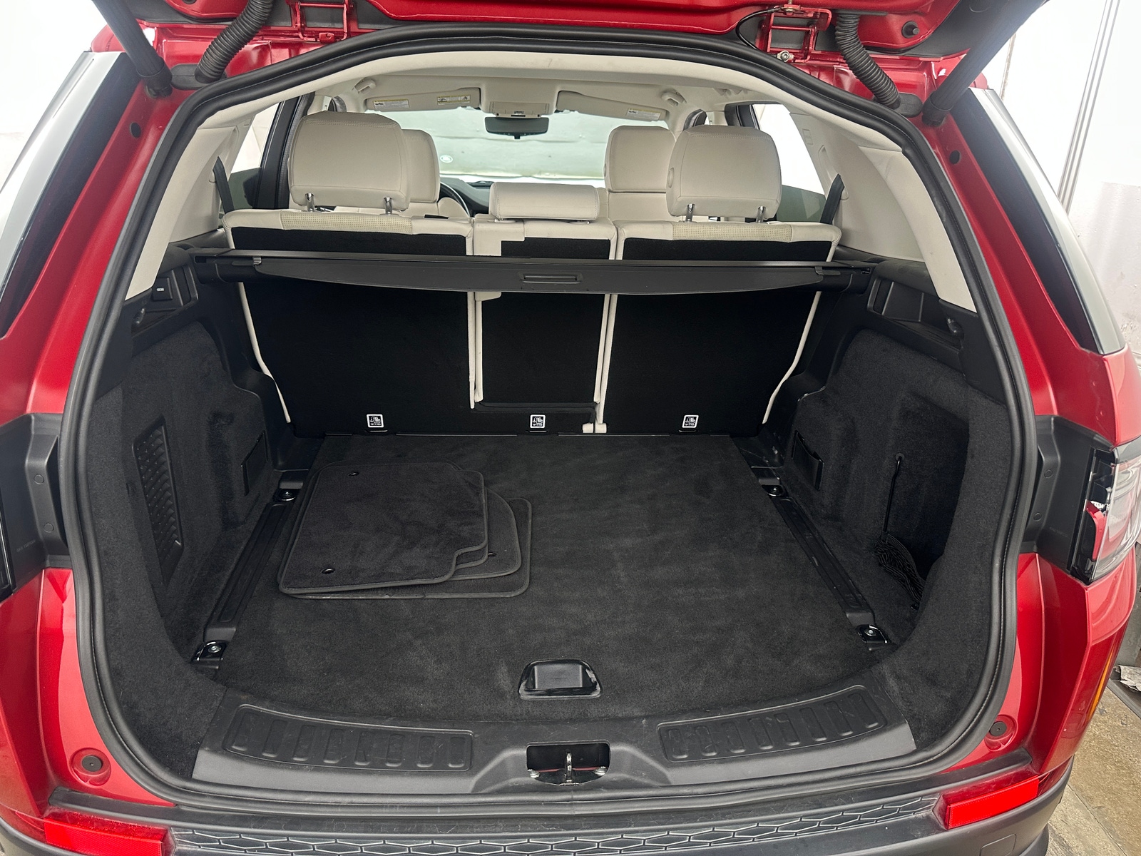 Thumbnail: 2020 Land Rover Discovery Sport - 6