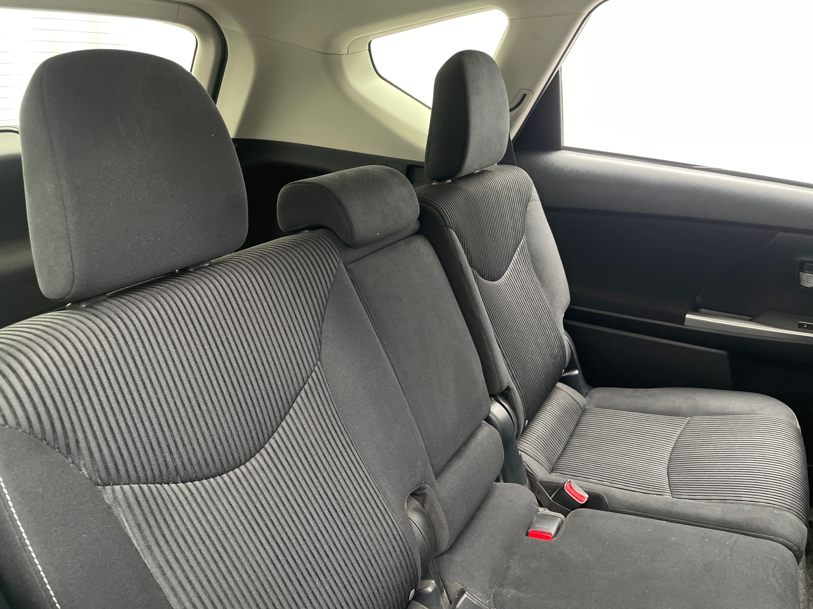 Thumbnail: 2015 Toyota Prius v - 6
