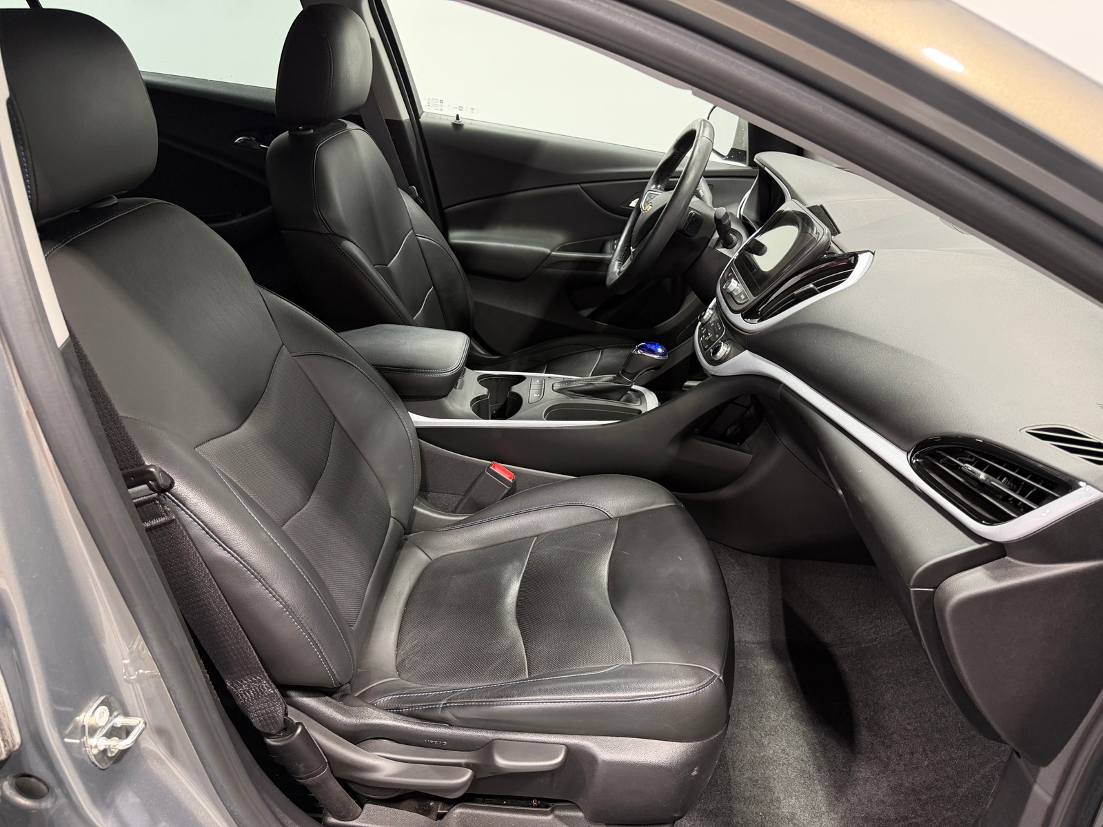 Thumbnail: 2017 Chevrolet Volt - 2