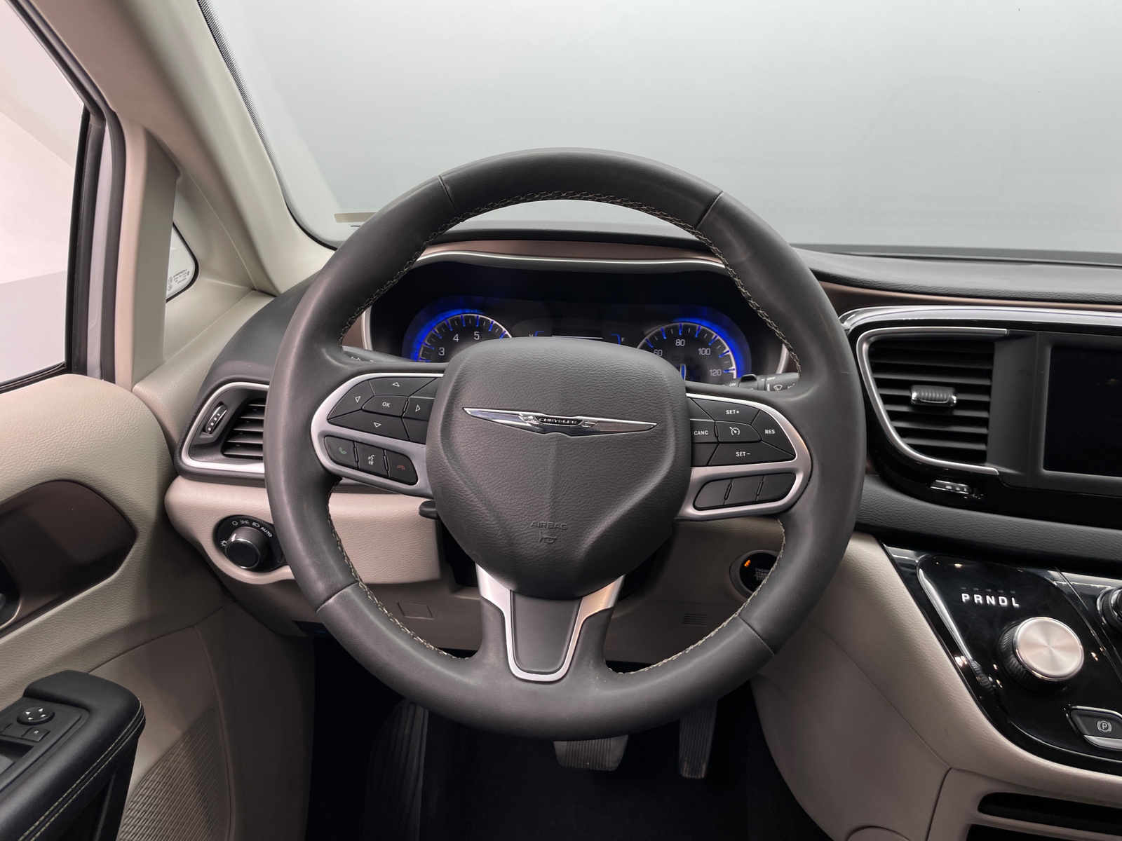Thumbnail: 2023 Chrysler Voyager - 5