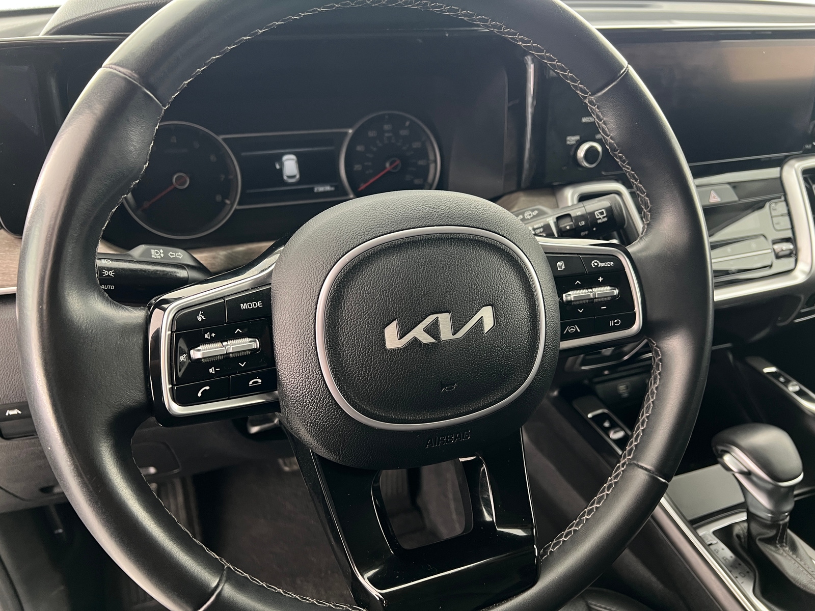Thumbnail: 2023 Kia Sorento - 4