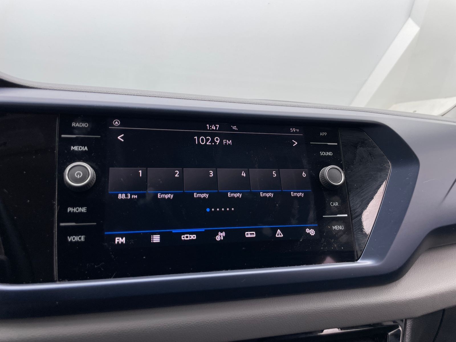 Thumbnail: 2022 Volkswagen Taos - 4