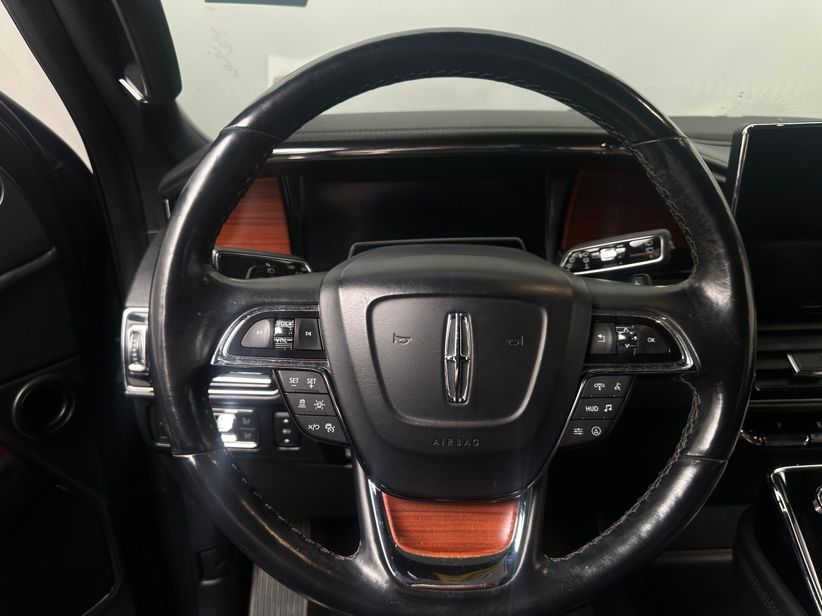 Thumbnail: 2022 Lincoln Navigator - 4