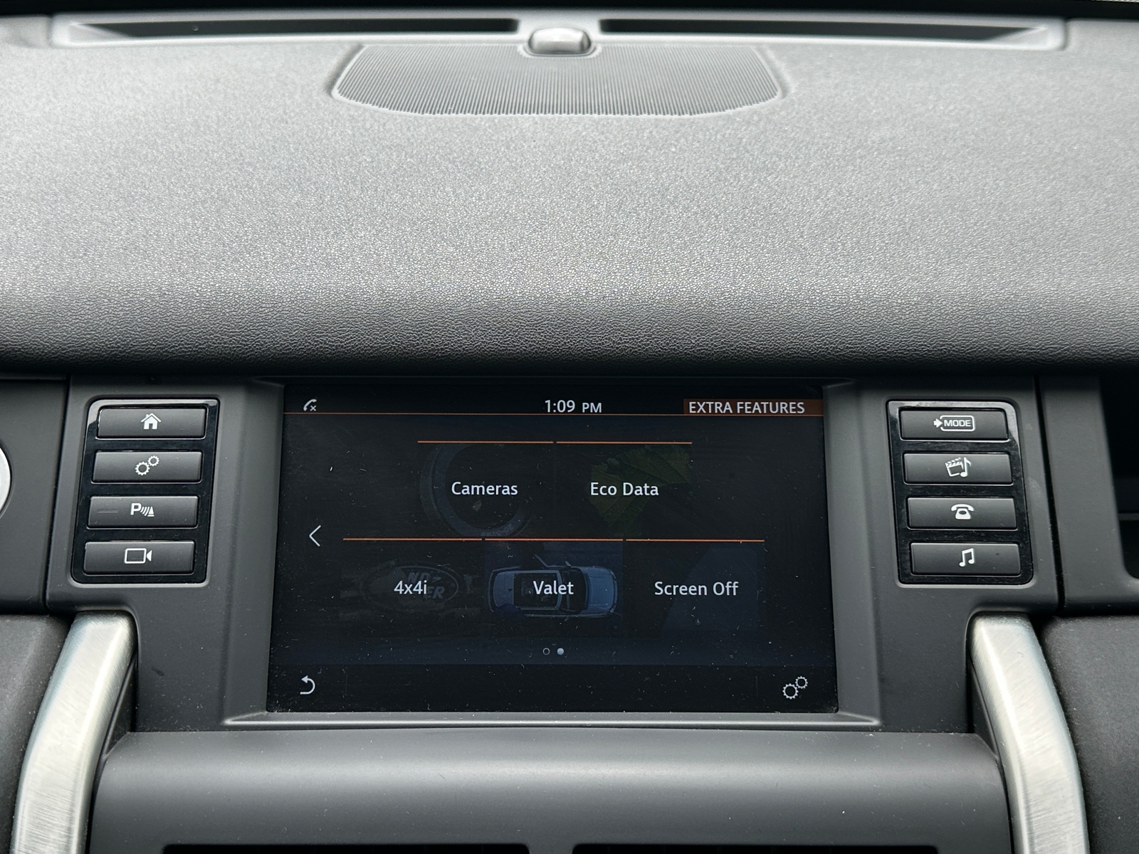 Thumbnail: 2017 Land Rover Discovery Sport - 4