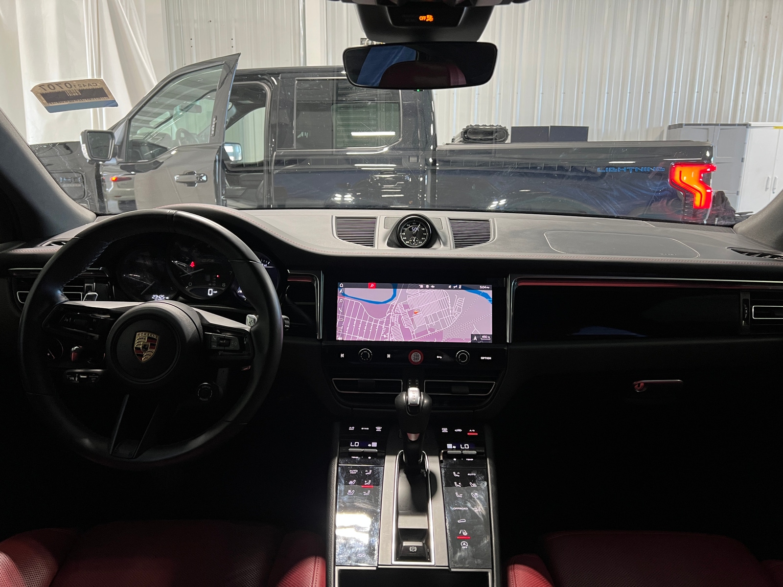 Thumbnail: 2025 Porsche Macan - 2