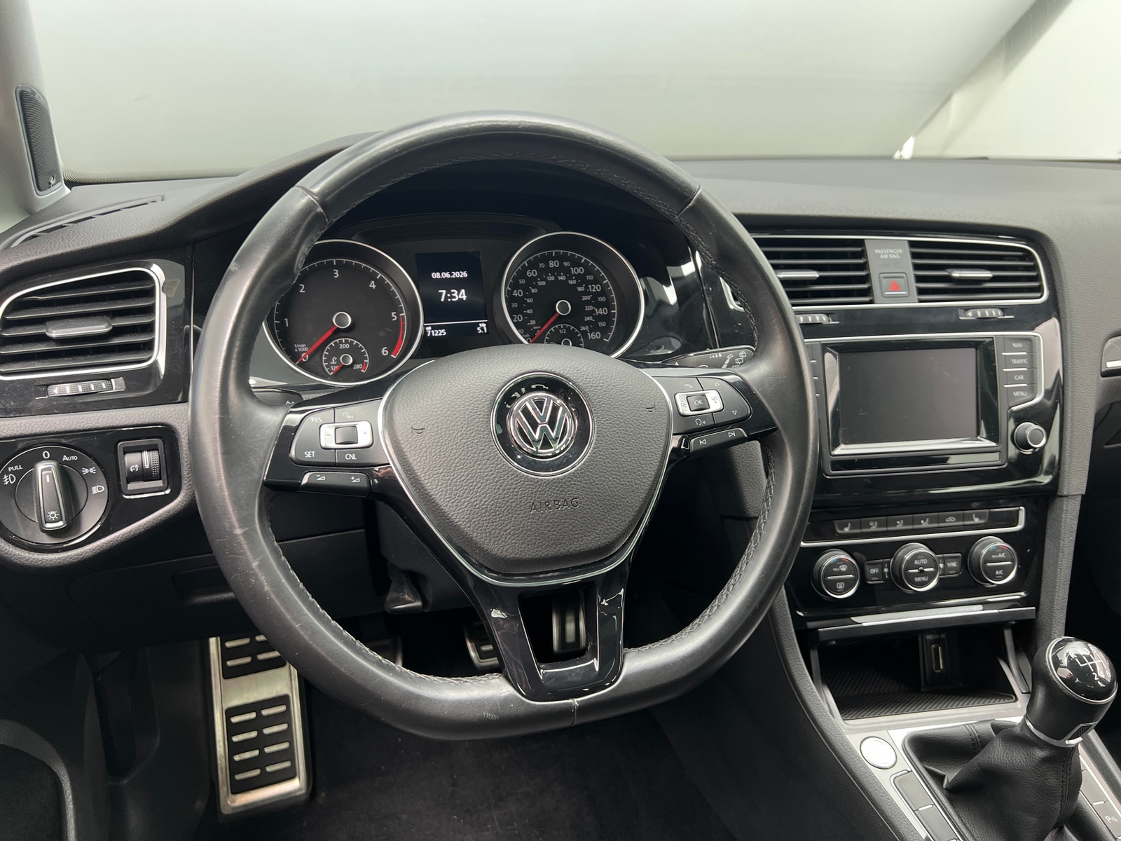 Thumbnail: 2015 Volkswagen e-Golf - 4