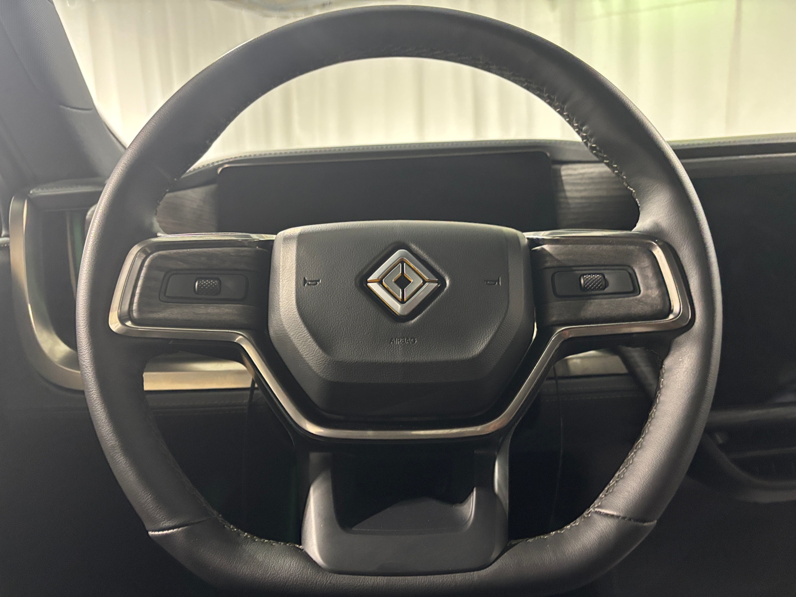 Thumbnail: 2026 Rivian R1S - 4