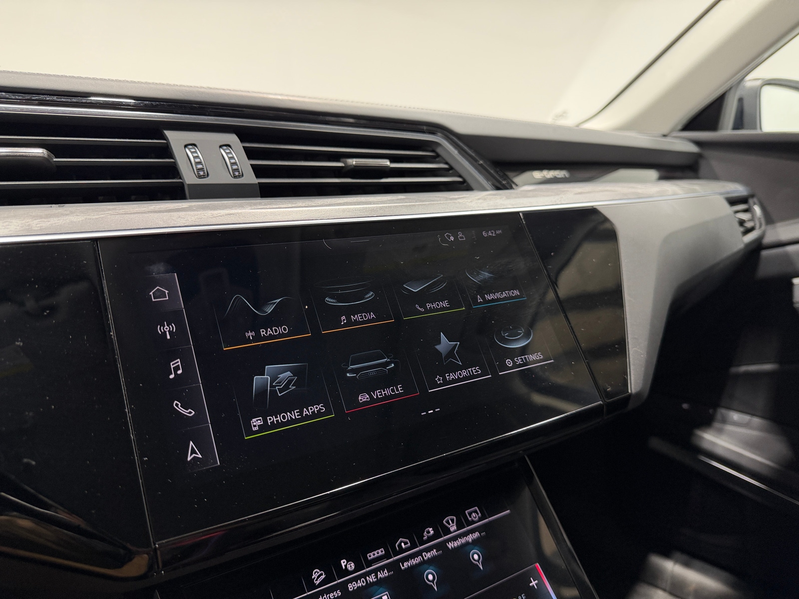 Thumbnail: 2024 Audi Q8 e-tron - 3