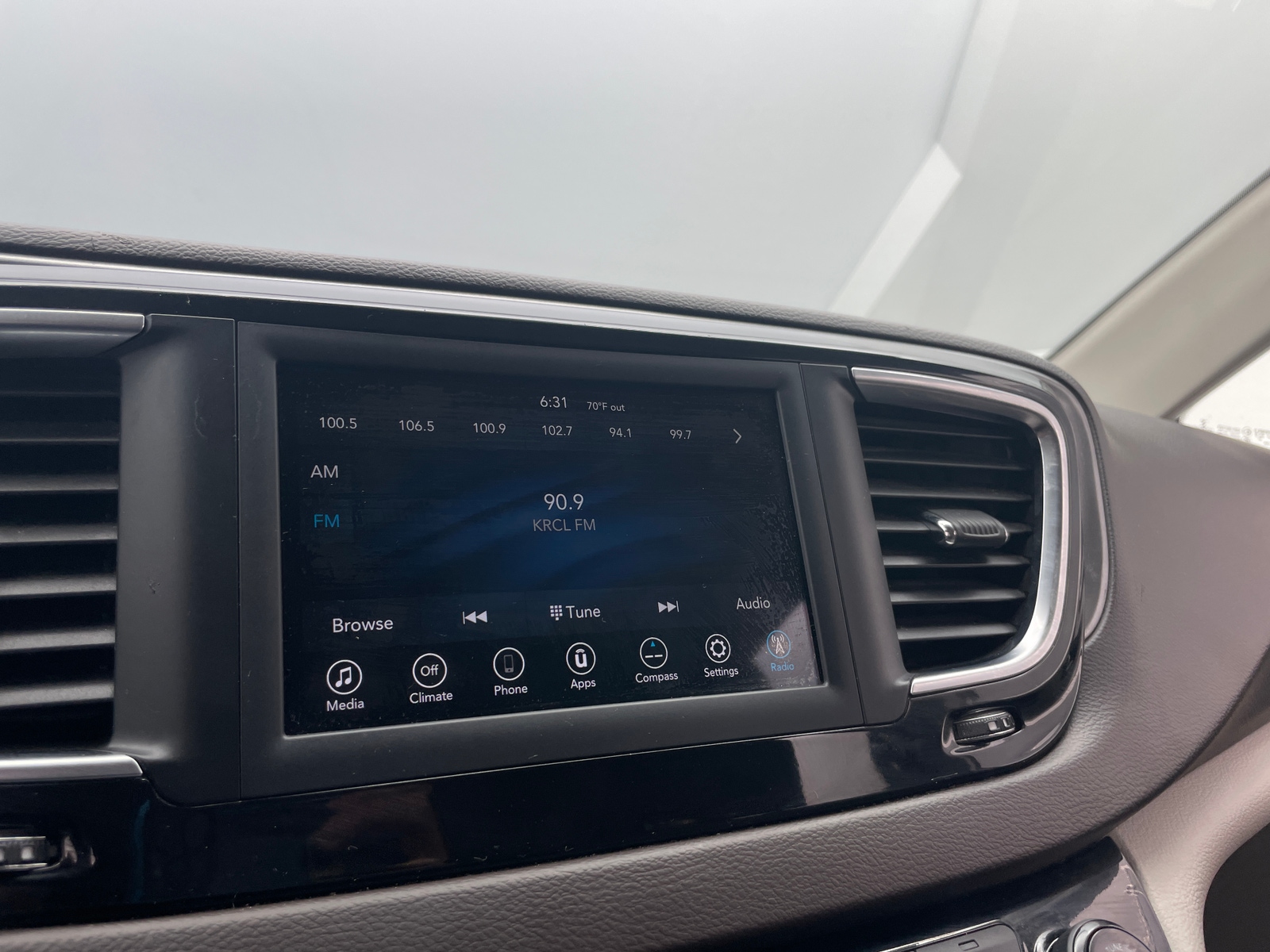 Thumbnail: 2020 Chrysler Voyager - 4