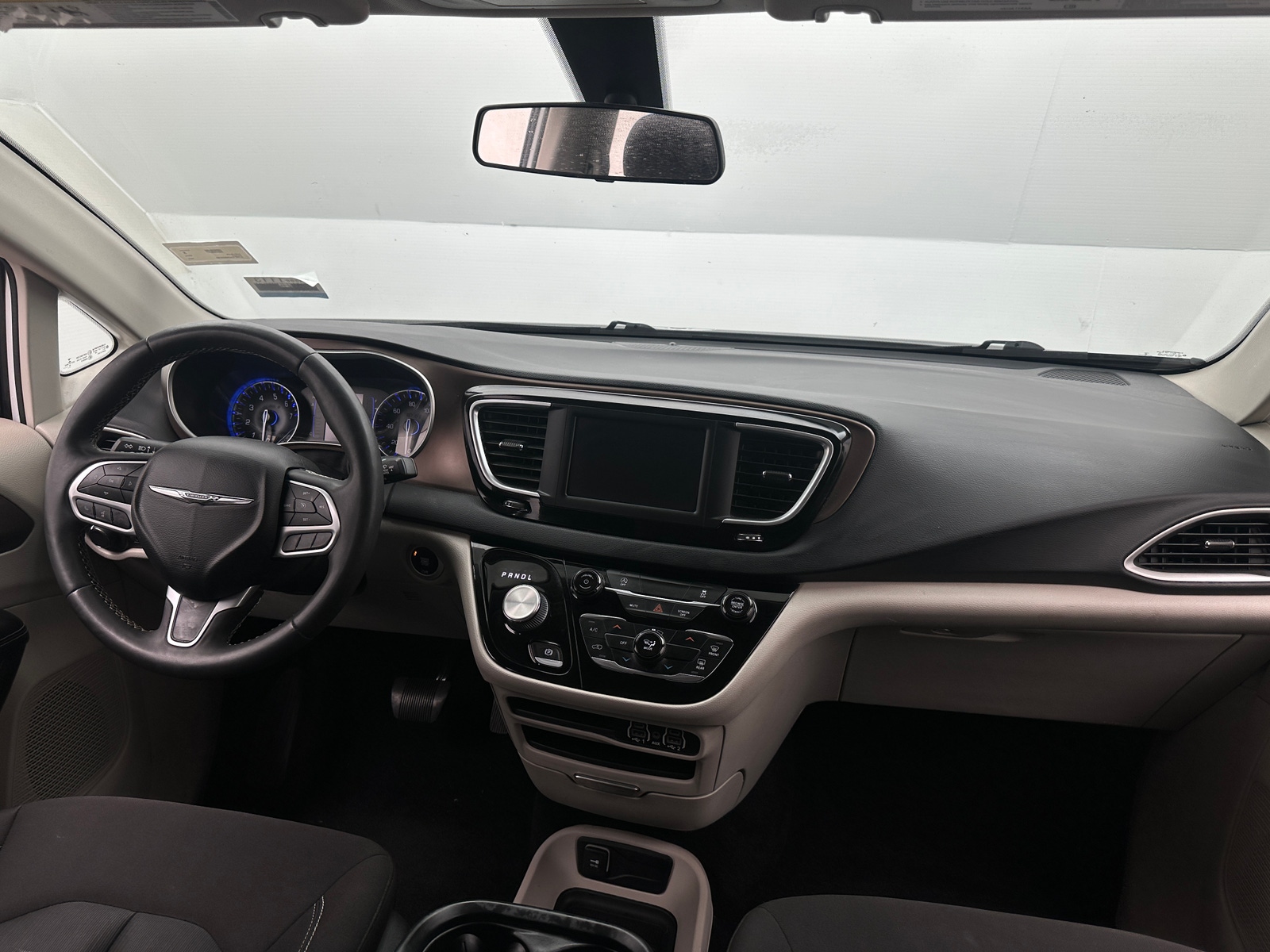 Thumbnail: 2022 Chrysler Voyager - 3