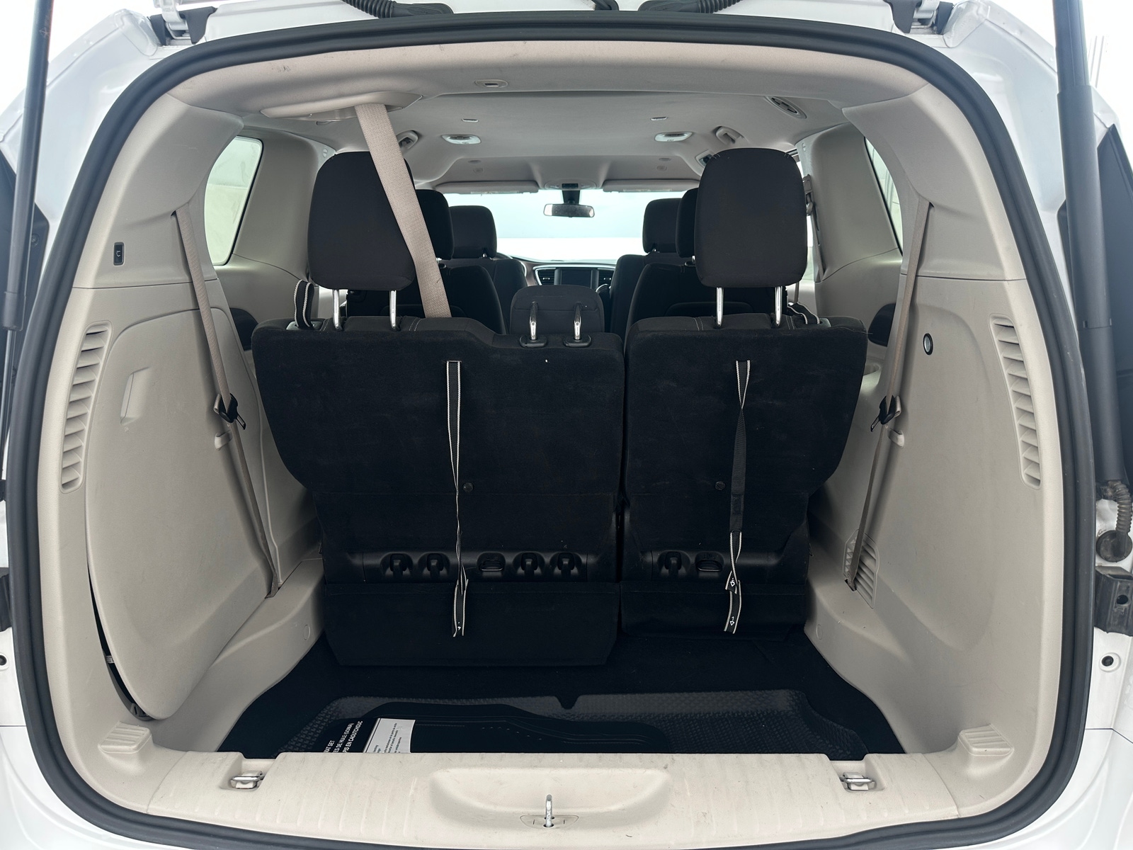 Thumbnail: 2022 Chrysler Voyager - 7