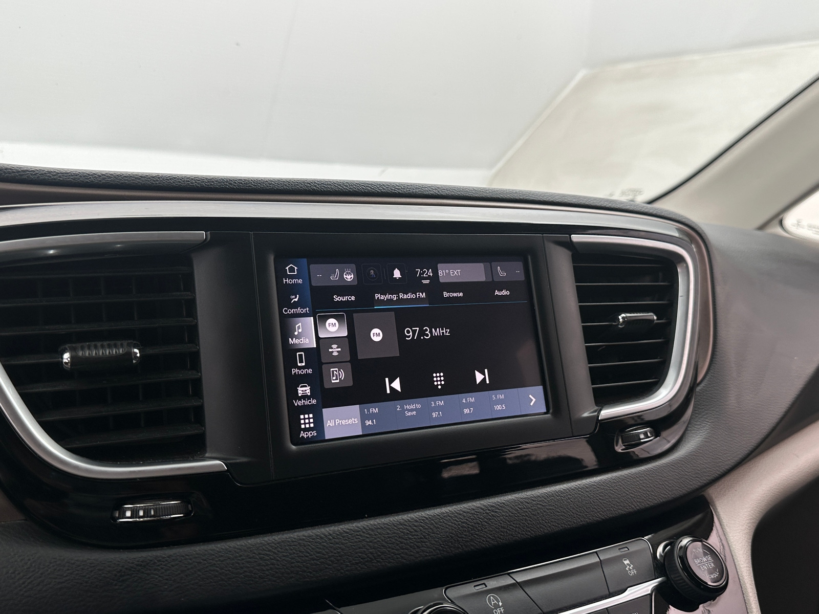 Thumbnail: 2022 Chrysler Voyager - 4