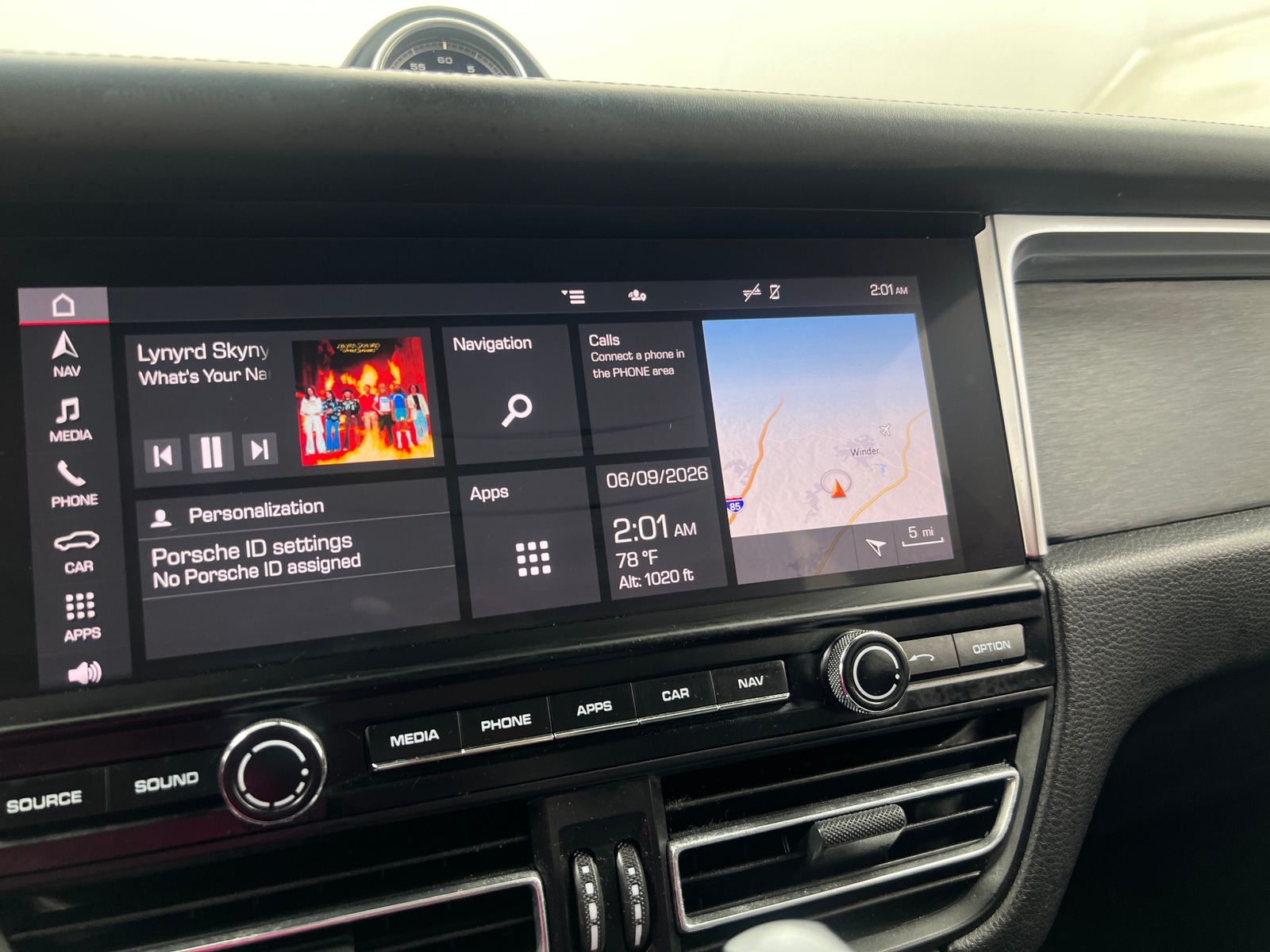 Thumbnail: 2021 Porsche Macan - 3