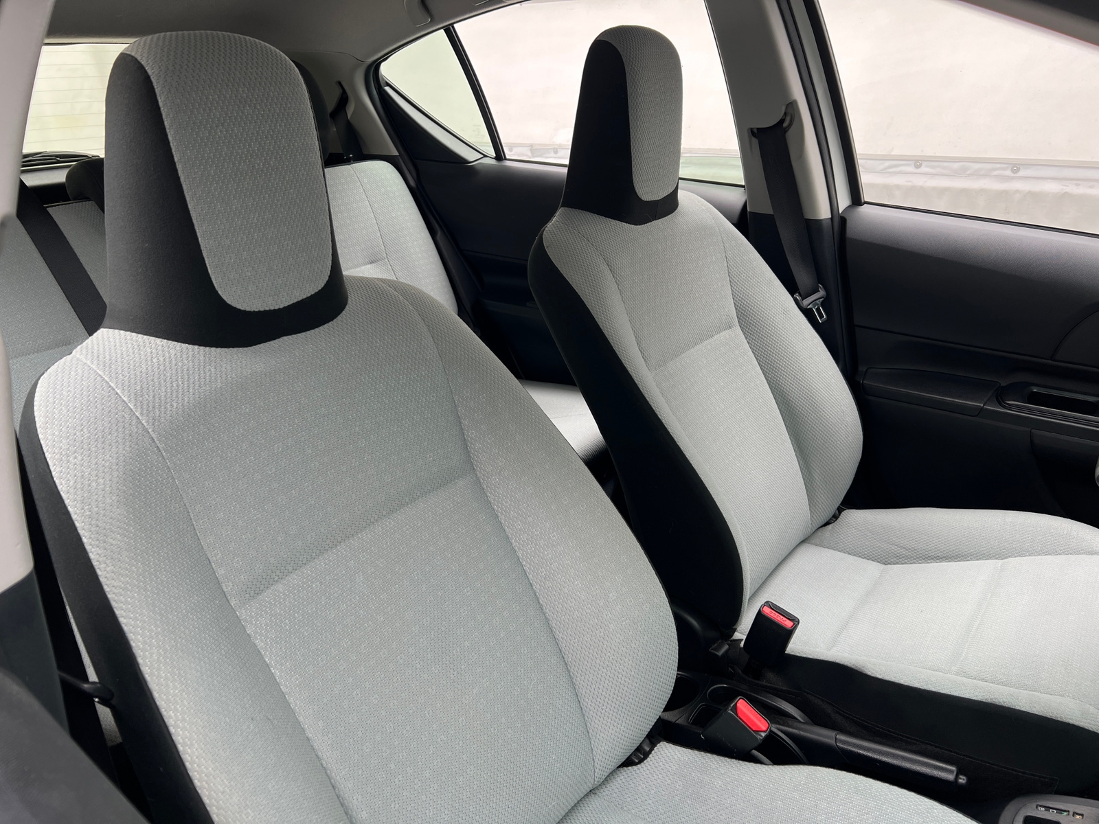 Thumbnail: 2016 Toyota Prius c - 2