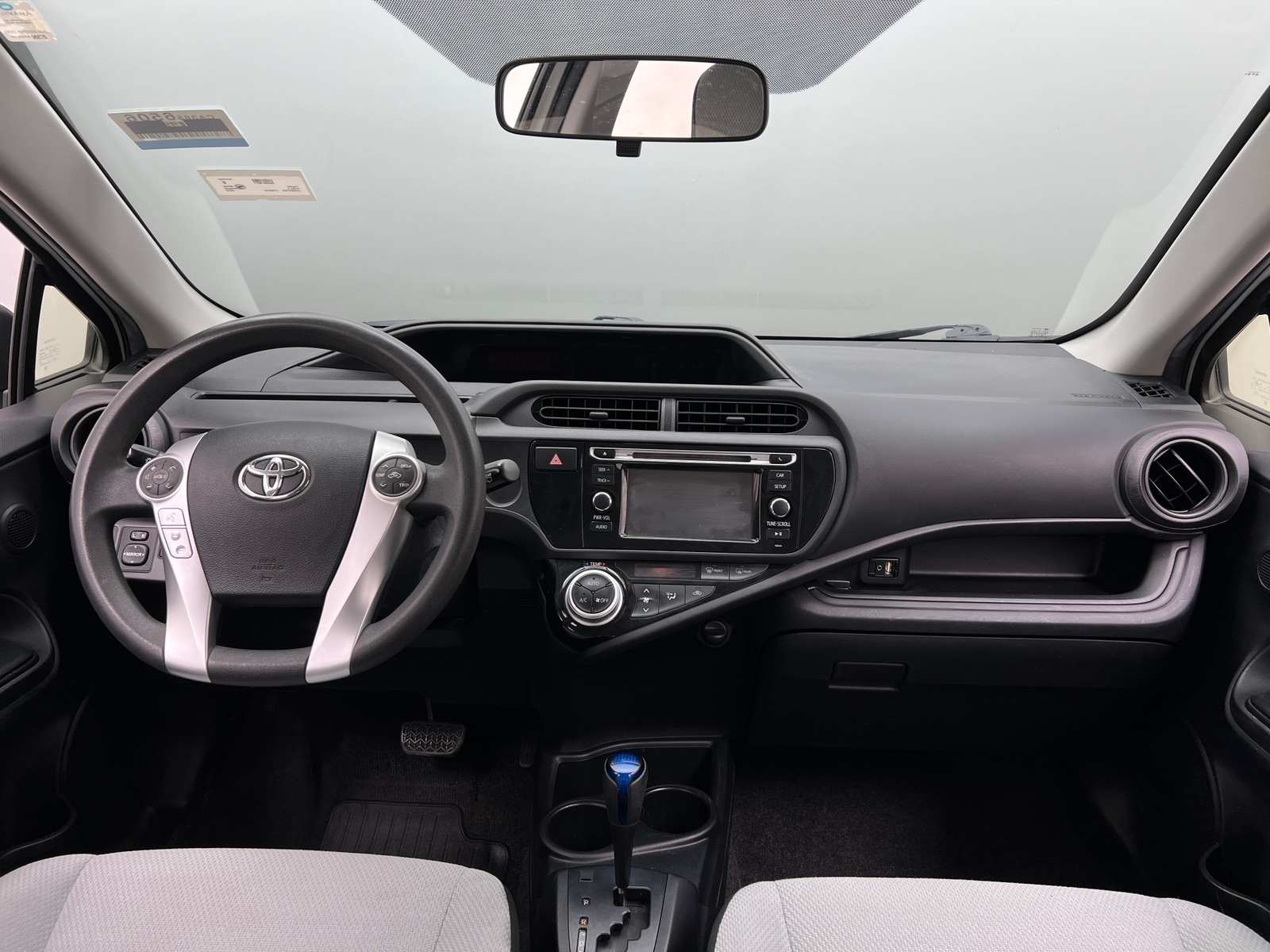Thumbnail: 2016 Toyota Prius c - 3