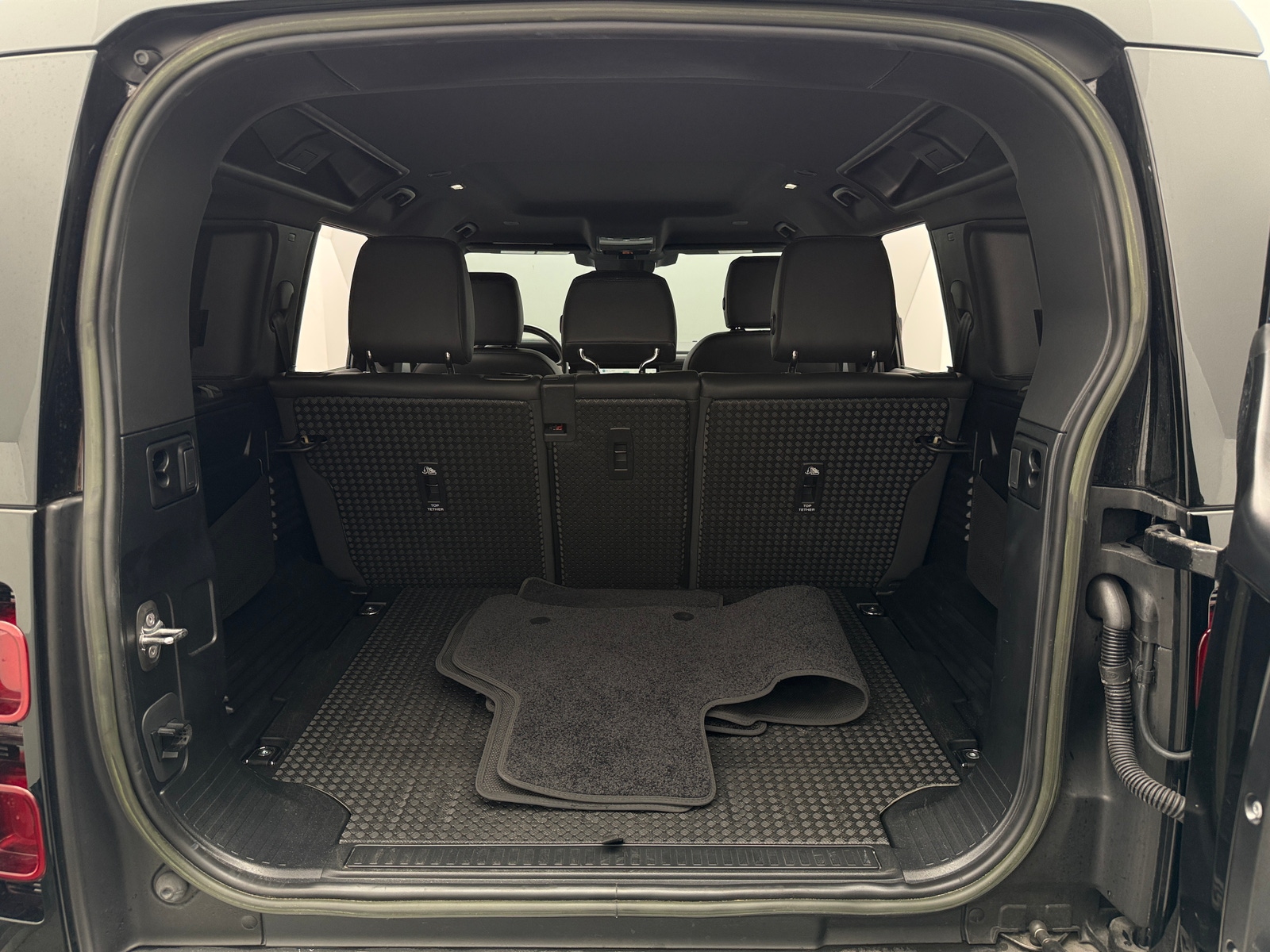 Thumbnail: 2023 Land Rover Defender - 6