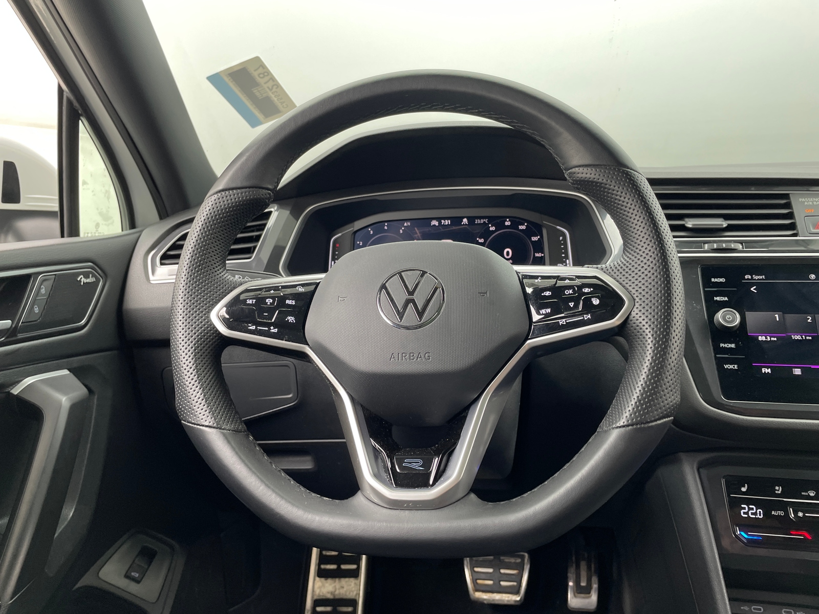 Thumbnail: 2023 Volkswagen Tiguan - 4