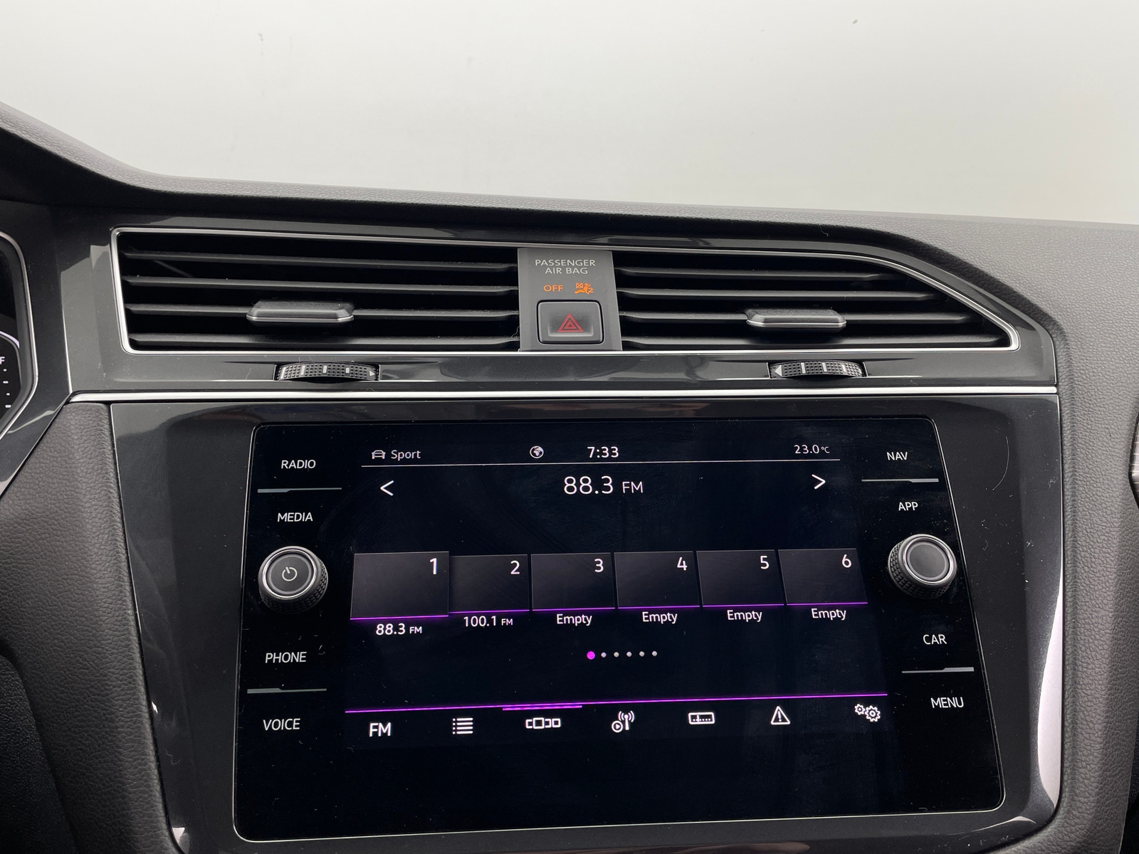 Thumbnail: 2023 Volkswagen Tiguan - 3