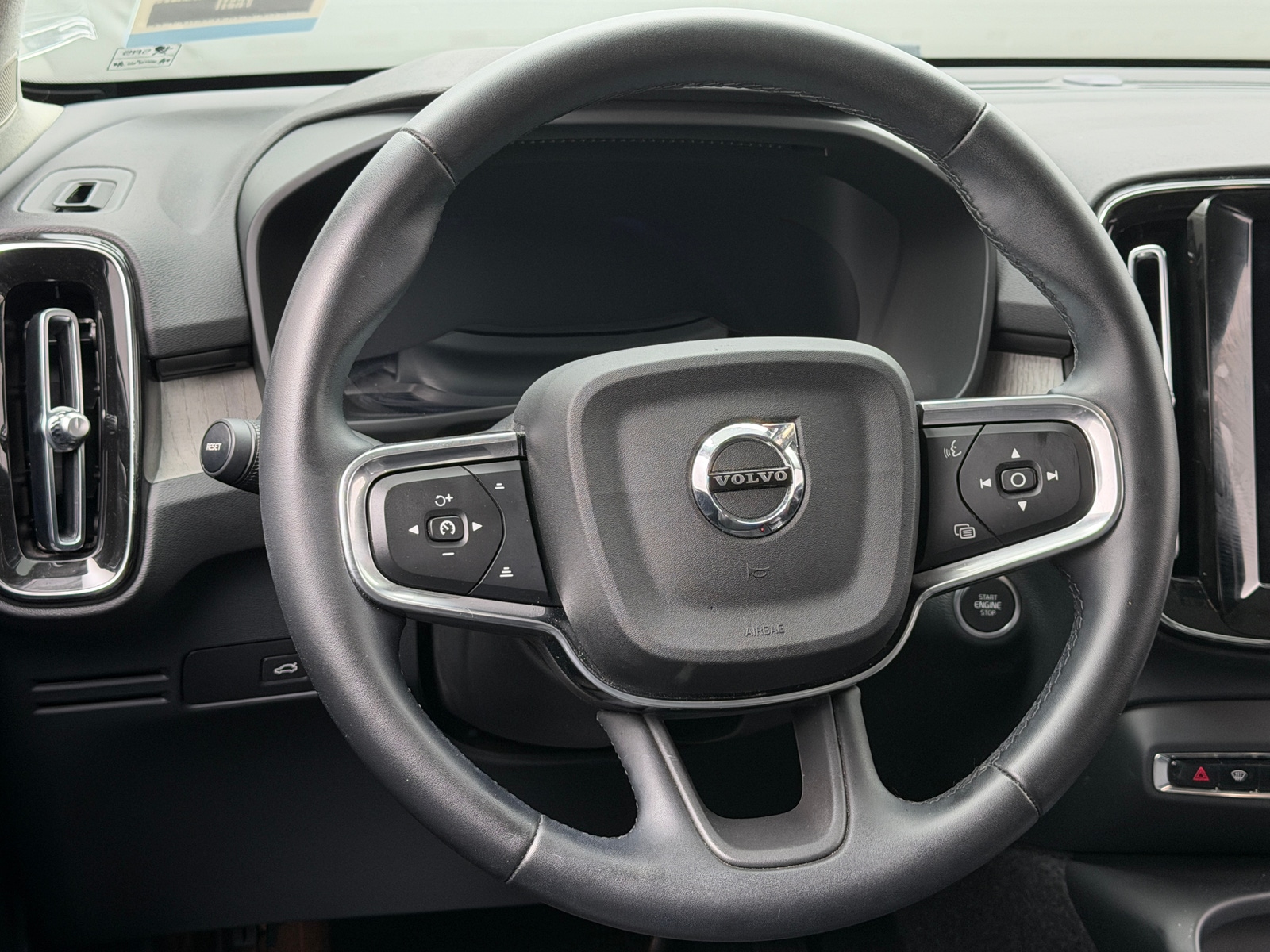 Thumbnail: 2025 Volvo XC40 - 4