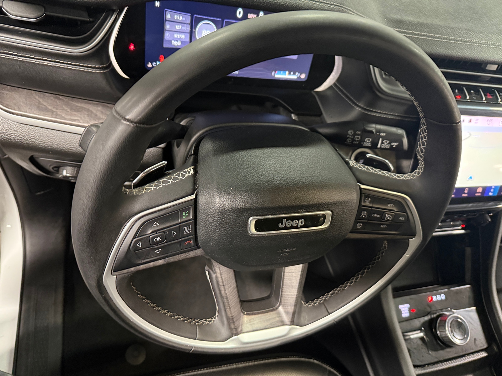 Thumbnail: 2023 Jeep Grand Cherokee L - 4
