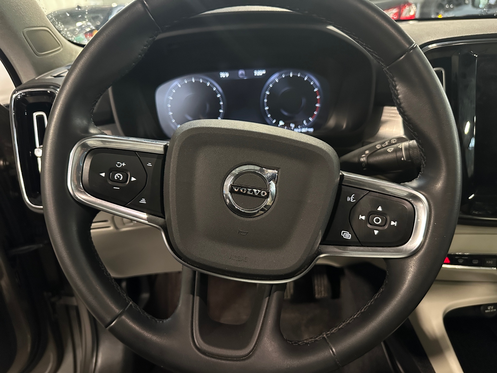Thumbnail: 2022 Volvo XC40 - 4