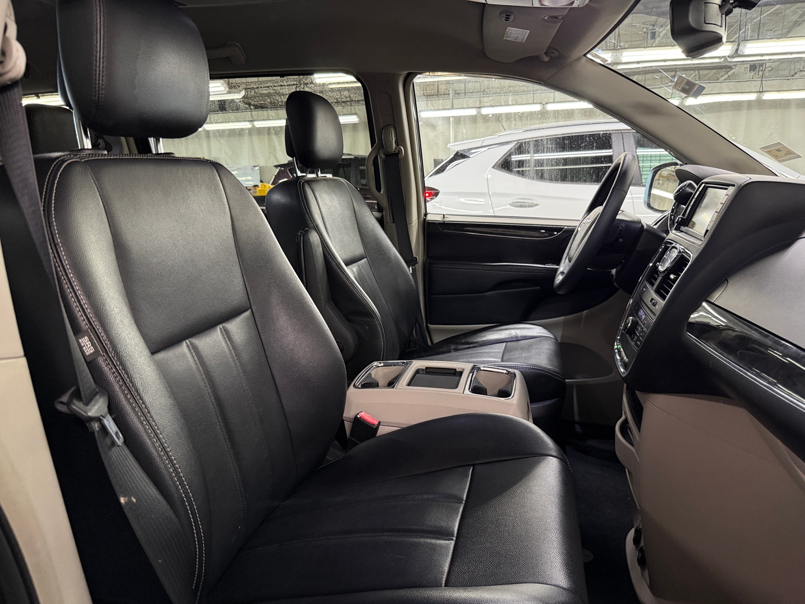 Thumbnail: 2015 Chrysler Town & Country - 2