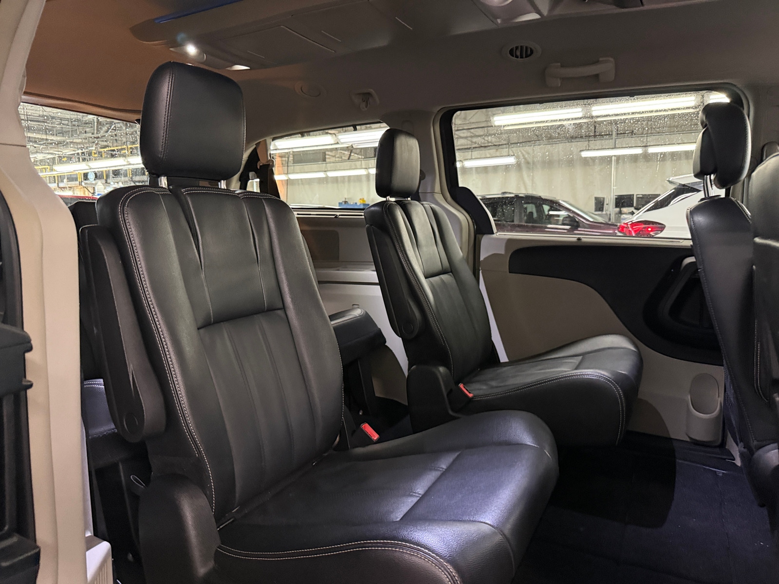 Thumbnail: 2015 Chrysler Town & Country - 6