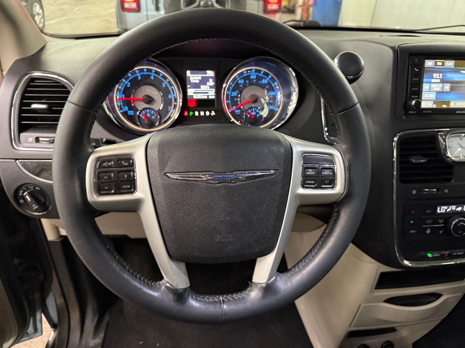 Thumbnail: 2015 Chrysler Town & Country - 5