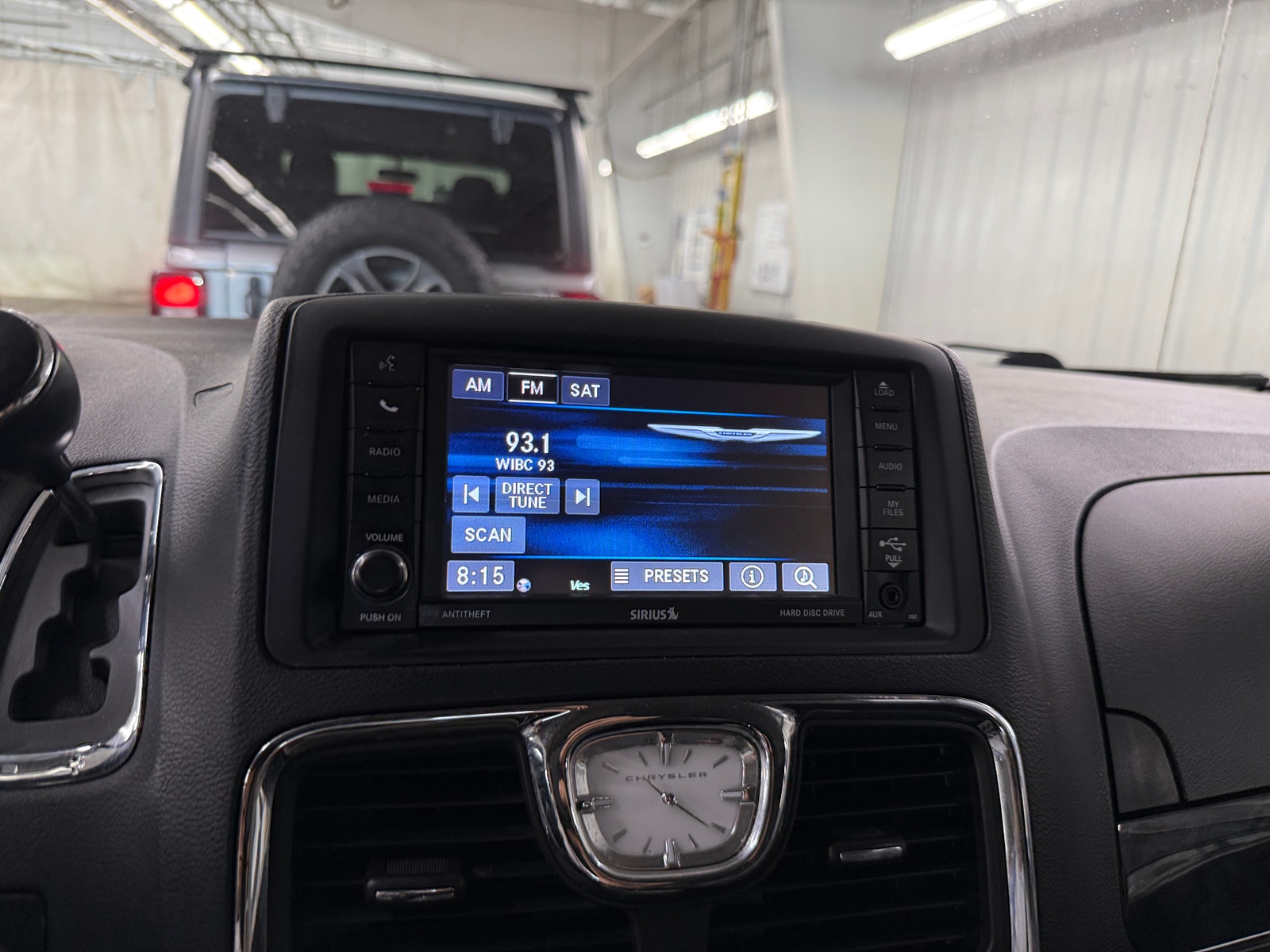 Thumbnail: 2015 Chrysler Town & Country - 4